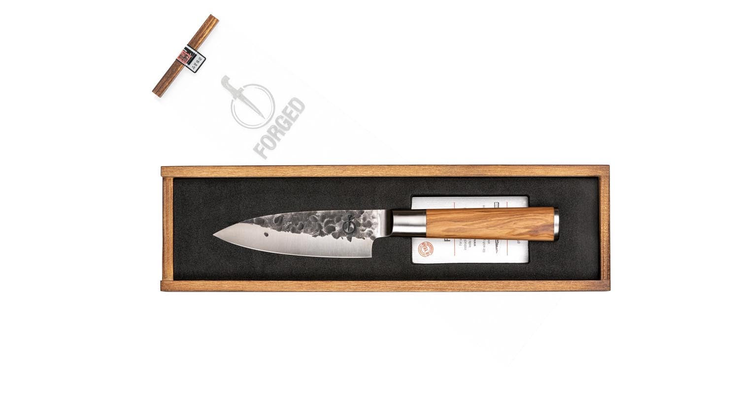 Das Forged Olive Petty Messer vereint handgeschmiedete Qualität mit edlem Olivenholzgriff für präzises Schneiden.