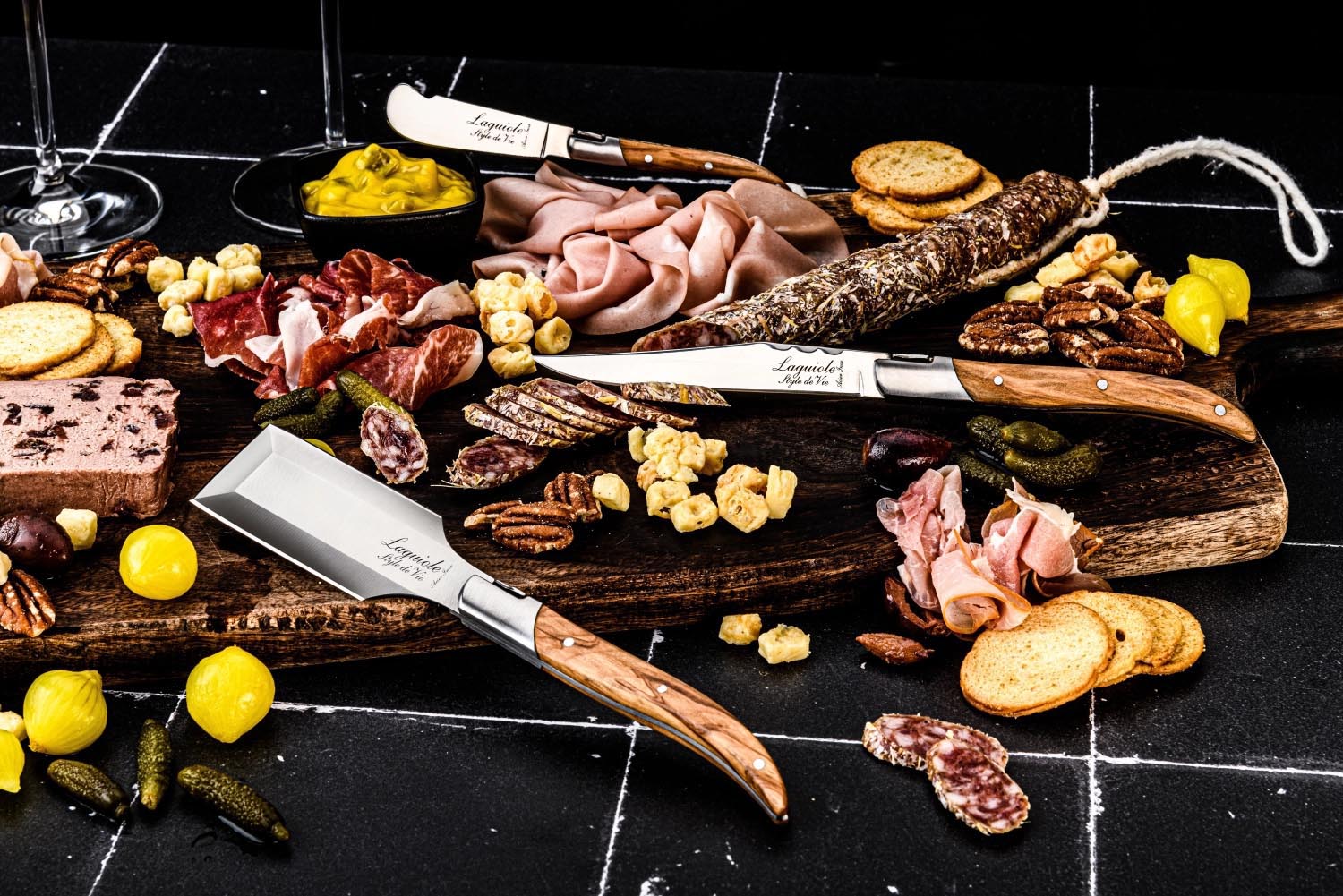 Exklusives Charcuterie-Set aus Olivenholz von Forged, perfekt für anspruchsvolles Servieren und Präsentieren von Köstlichkeiten.