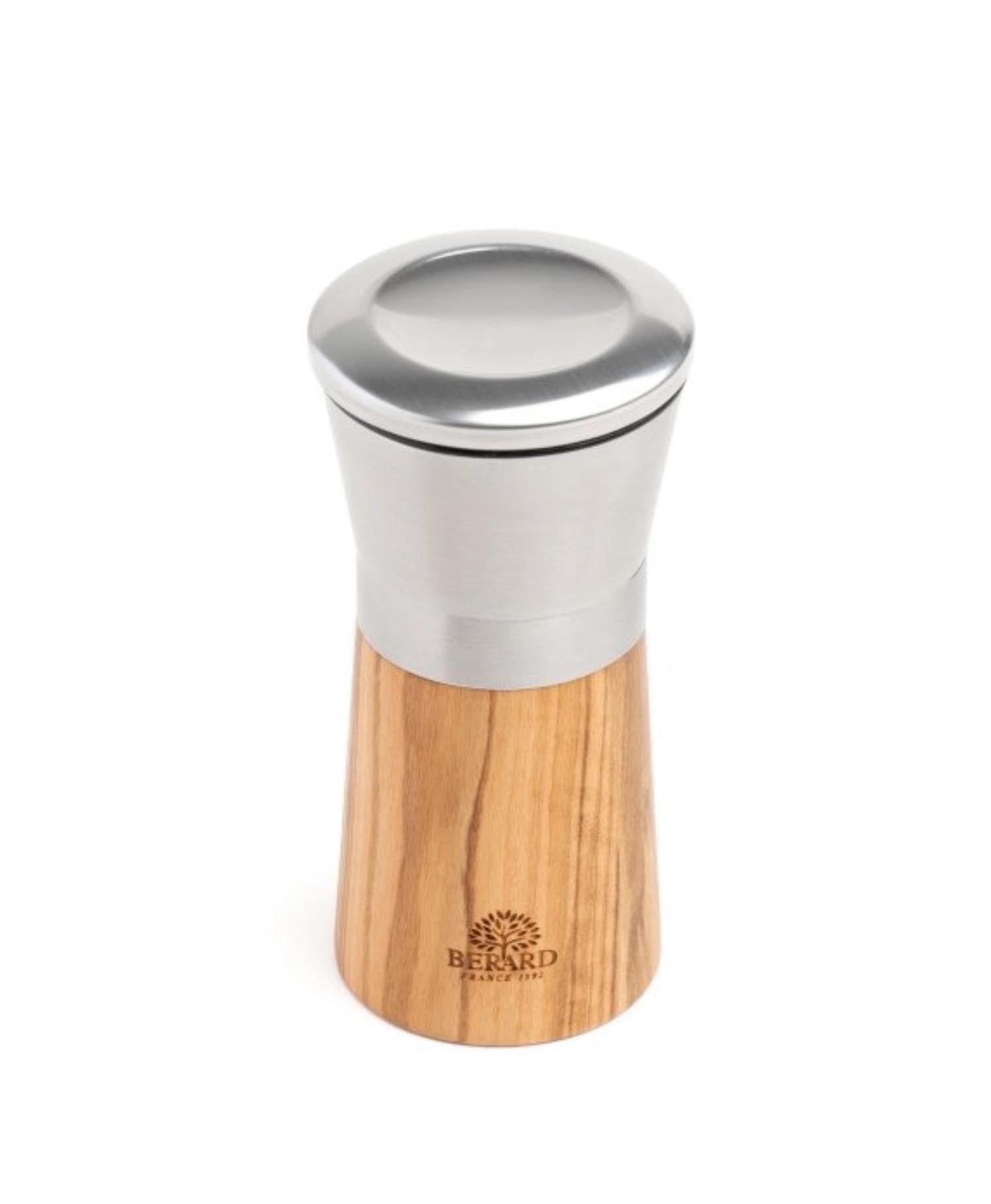 Salz- & Pfeffermühle klein Olivenholz 13x 6.5cm in Braun präsentiert im Onlineshop von KAQTU Design AG. Küchenhelfer ist von Bérard