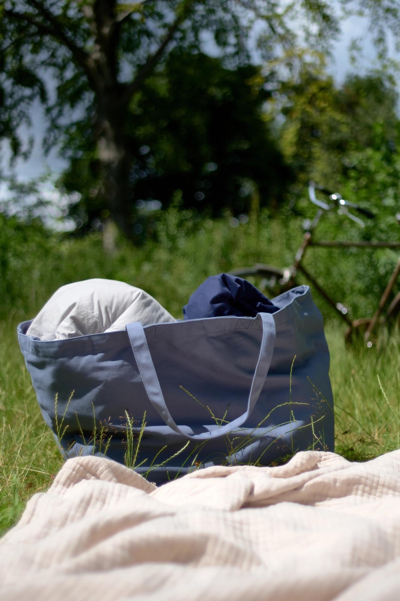 Geräumige Tasche aus graublauer Biobaumwolle, 35x45x90cm, ideal für vielseitige Anwendungen, von The Organic Company.