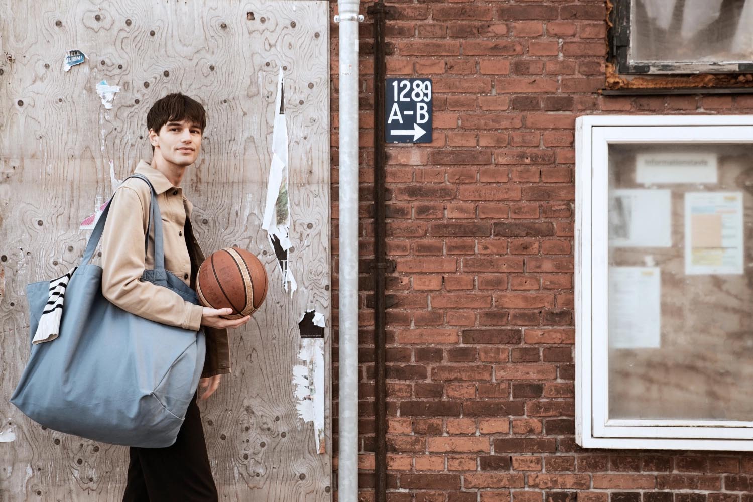 Grosse Tasche aus graublauer Biobaumwolle, 35x45x90cm, vielseitig einsetzbar, nachhaltig von The Organic Company.