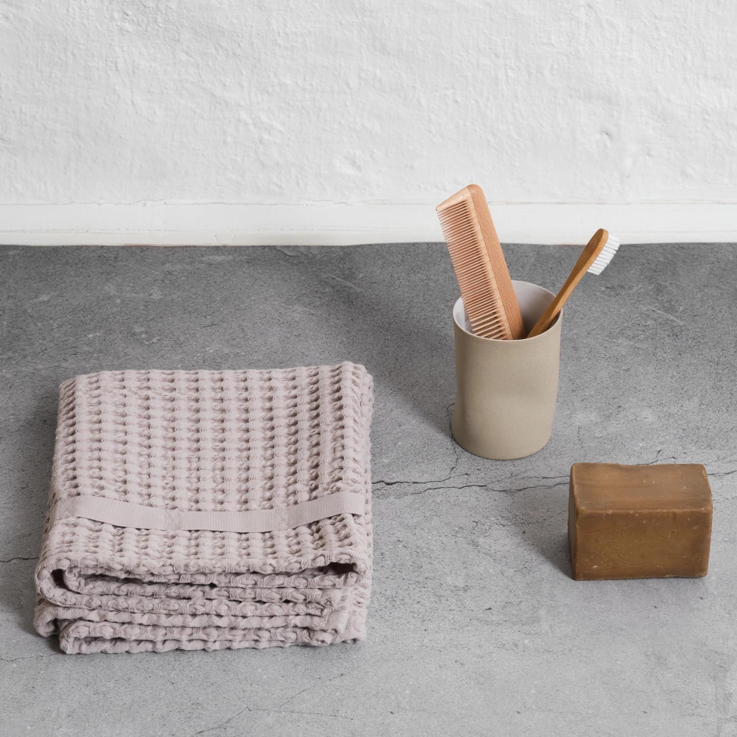 Luxuriöses Big Waffle Handtuch 50x75cm in Dusty Lavendel, aus 100% Biobaumwolle, weich, nachhaltig und stilvoll.