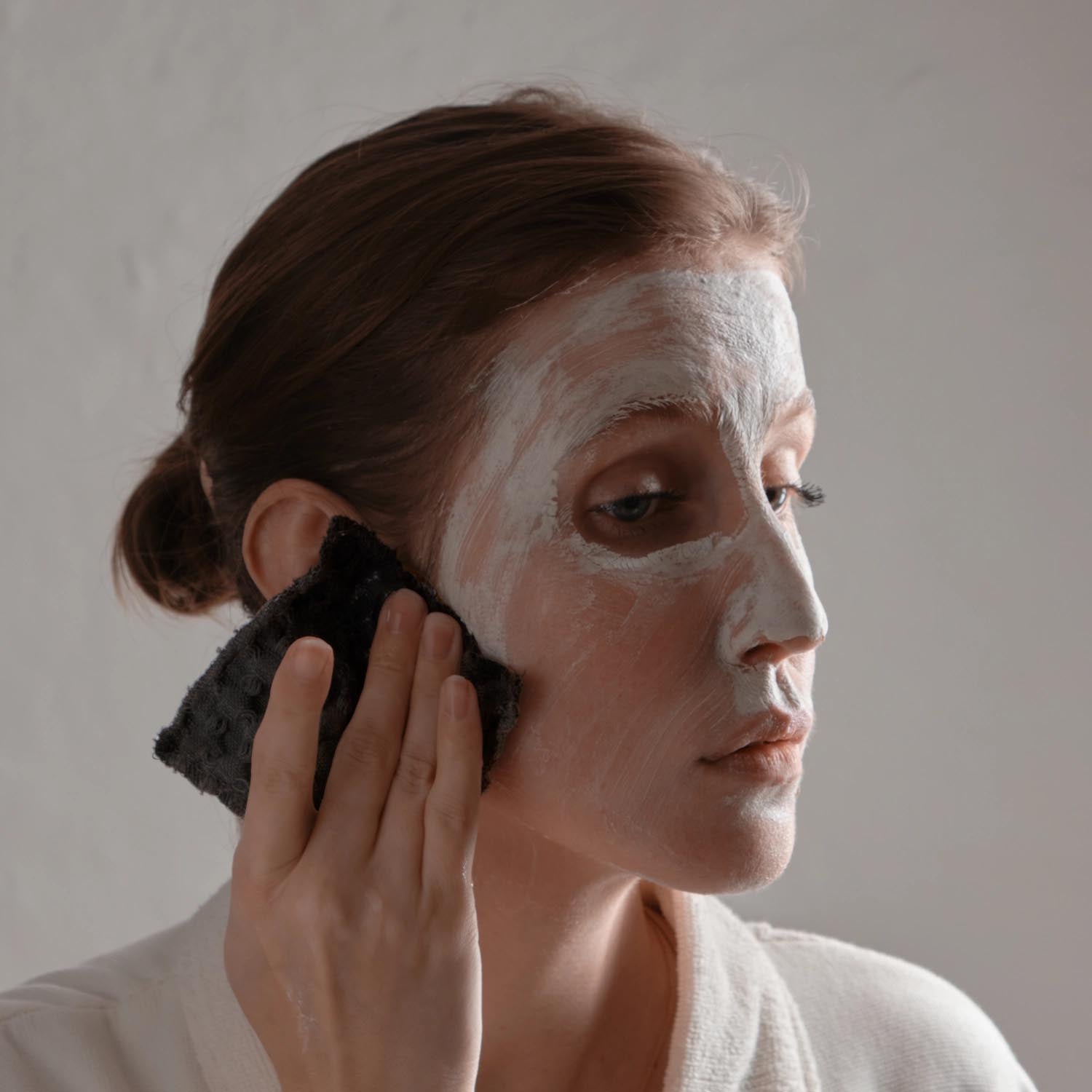 Nachhaltige, wiederverwendbare Makeup Pads aus Biobaumwolle in dunklem Grau, 8x8 cm, im praktischen 4er Set von The Organic Company.