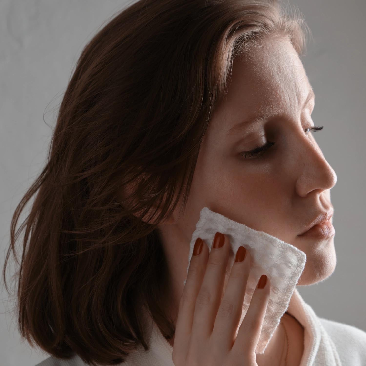 Nachhaltige, wiederverwendbare Makeup Pads aus Bio-Baumwolle, 8x8 cm, im 4er Set, ideal für sanfte Hautpflege.