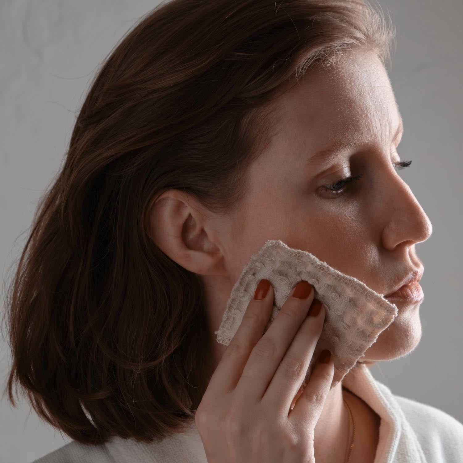 Nachhaltige Makeup Pads aus Biobaumwolle, 8x8cm, im 4er Set. Weich, wiederverwendbar und umweltfreundlich. Perfekt für die Hautpflege.