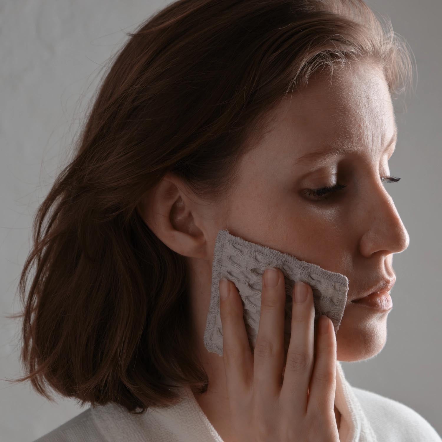 Nachhaltige Makeup Pads aus Bio-Baumwolle, 8x8cm, im 4er Set, in stilvollem dusty lavendel, wiederverwendbar und umweltfreundlich.