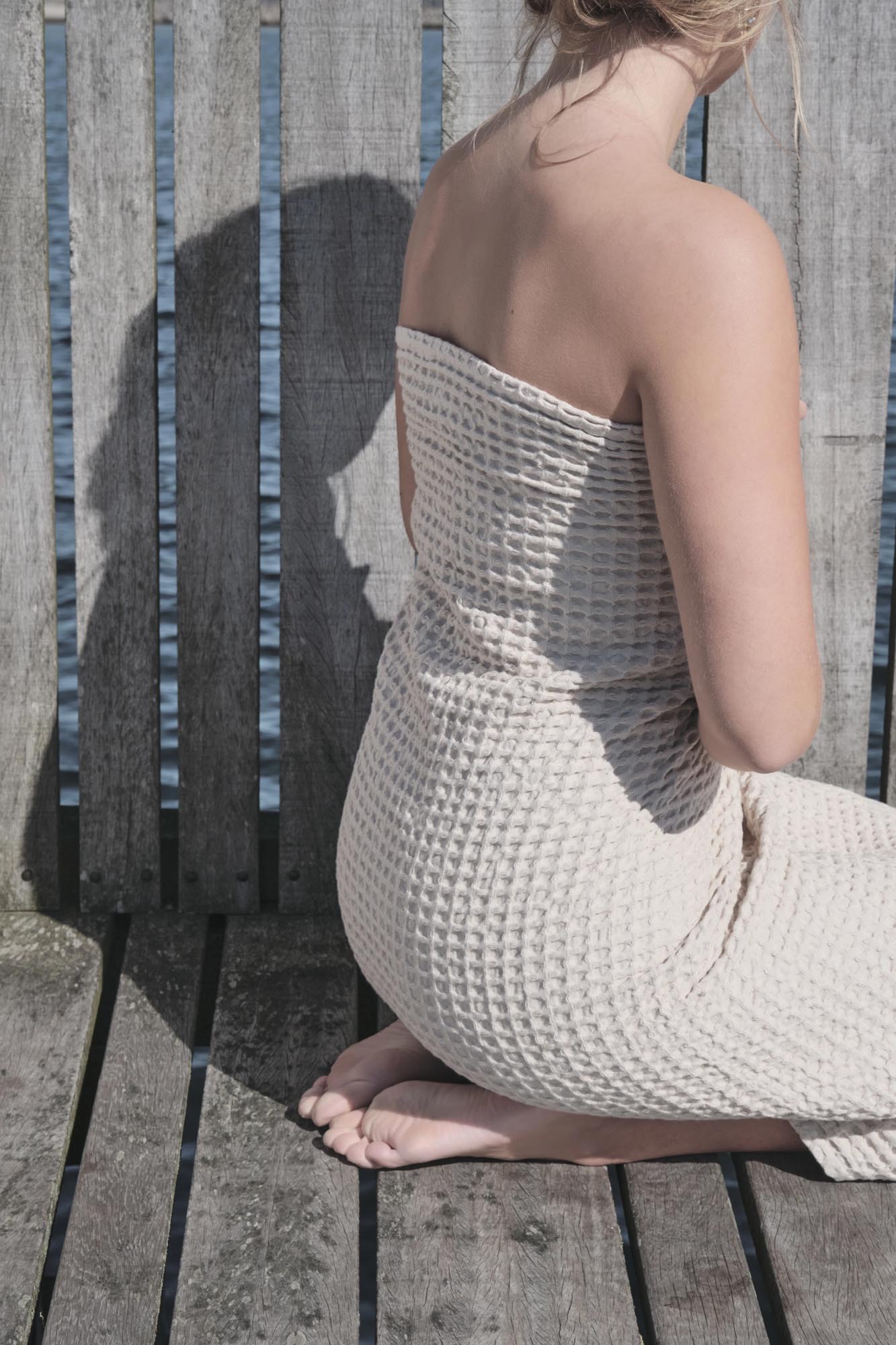 Luxuriöses Big Waffle Badetuch aus Biobaumwolle, 100x150cm, in Stone, von The Organic Company.