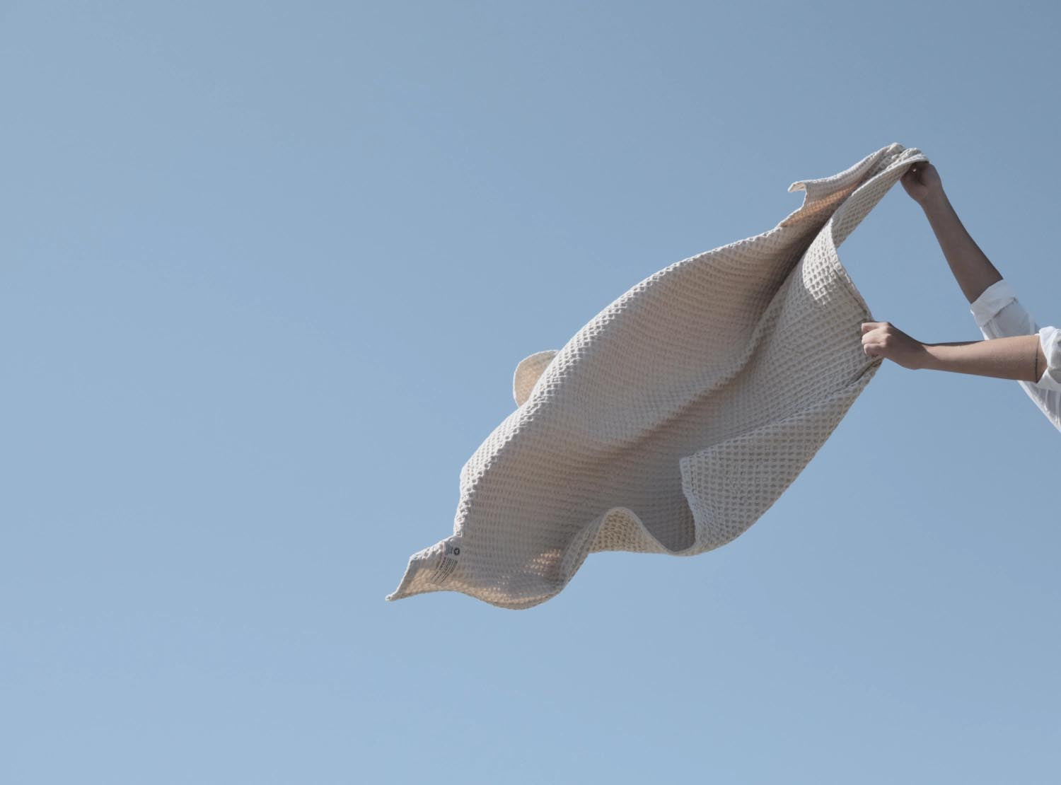 Luxuriöses Badetuch aus Bio-Baumwolle, 100x150cm, im Big Waffle Muster, Farbe Stone, von The Organic Company.