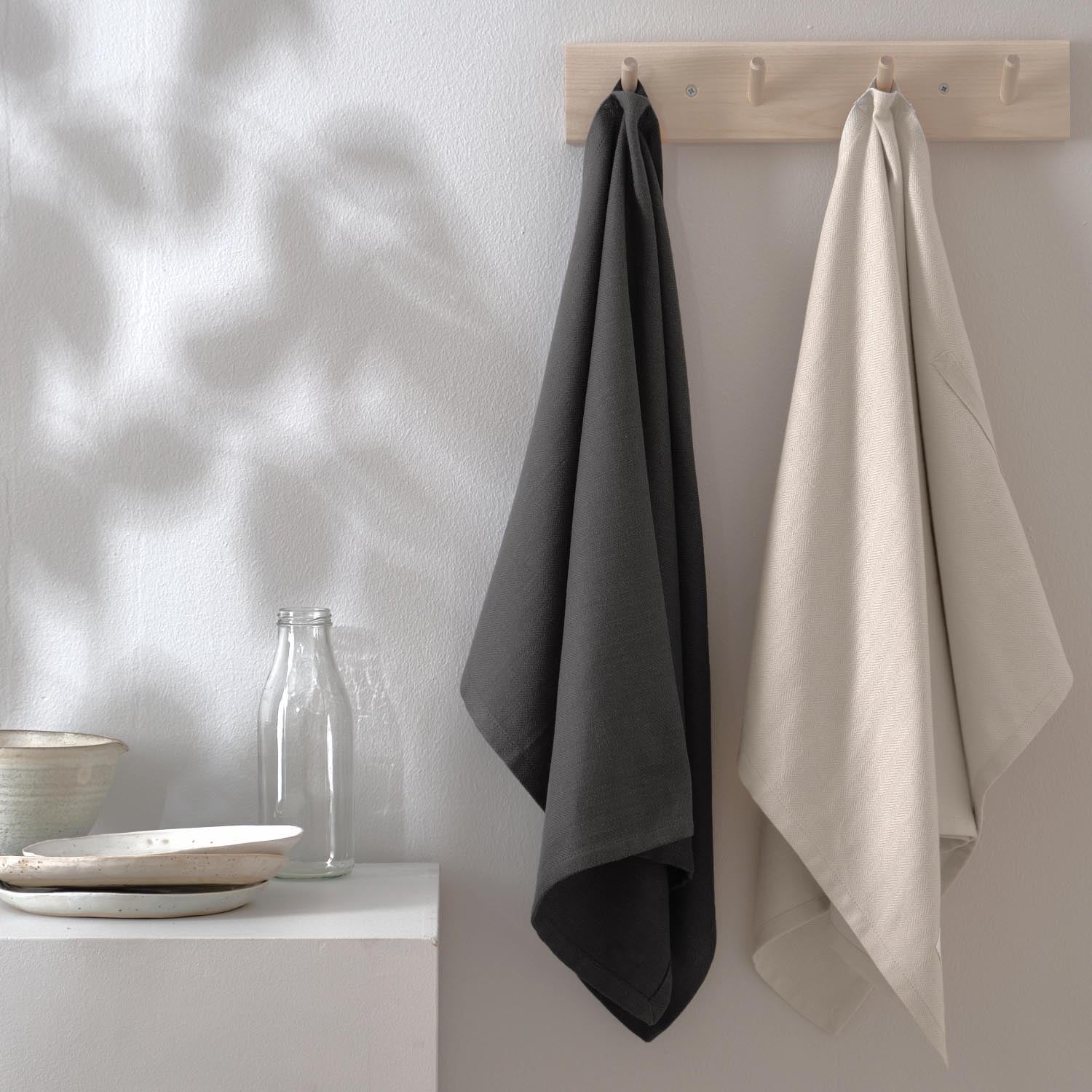 Set aus 2 Geschirrtüchern (53x86 cm) aus Bio-Baumwolle von The Organic Company, klassisches Design, nachhaltig und hochwertig.