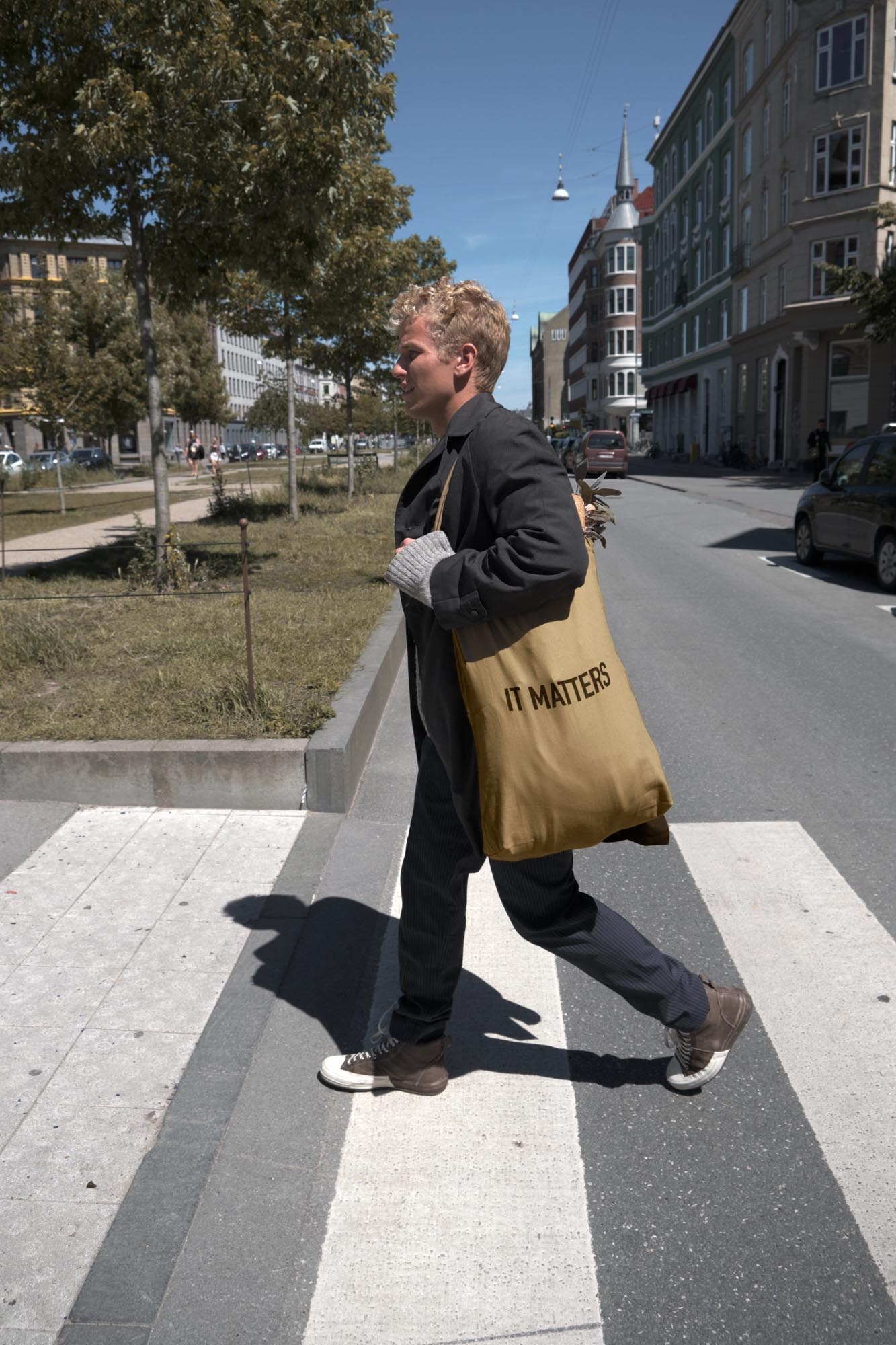 Die It Matters Tasche in Khaki (50x35x15cm) aus Bio-Baumwolle von The Organic Company ist umweltfreundlich, elegant und vielseitig.