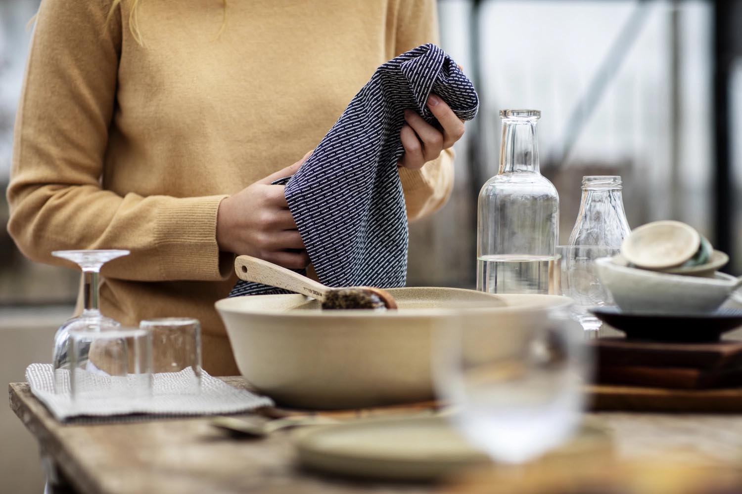 Kompaktes Geschirrtuch 35x60cm in elegantem Dunkelblau aus zertifizierter Biobaumwolle, perfekt für umweltbewusste Haushalte.