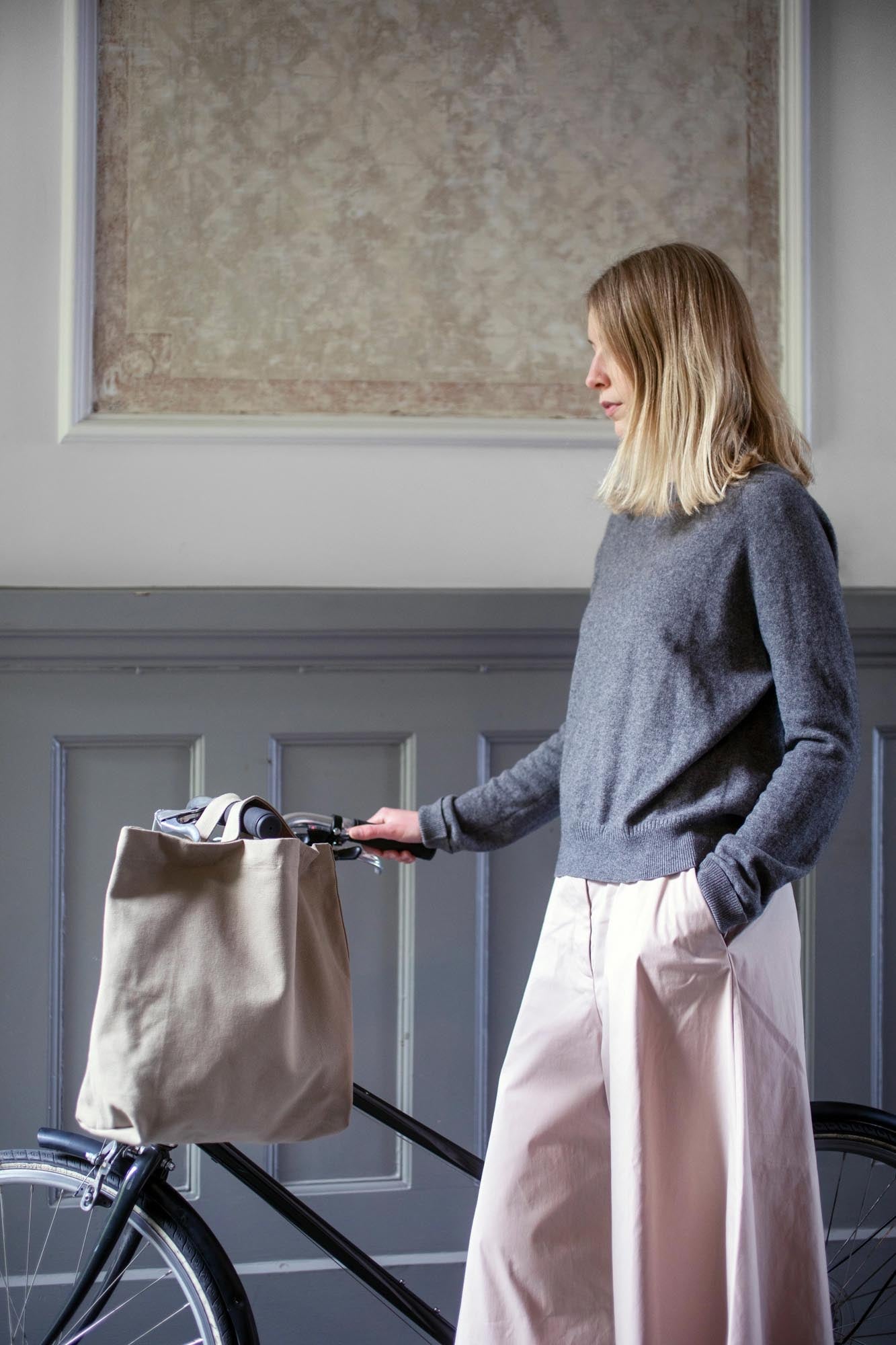 Stilvolle und nachhaltige Tragetasche aus Biobaumwolle, 34x10x40cm, in Steinfarbe, ideal für umweltbewusste Einkäufe.