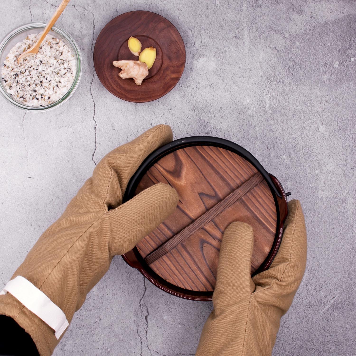 Ofenhandschuhe aus Biobaumwolle in Khaki, 15x31cm, von The Organic Company. Nachhaltig, stilvoll und hitzebeständig.