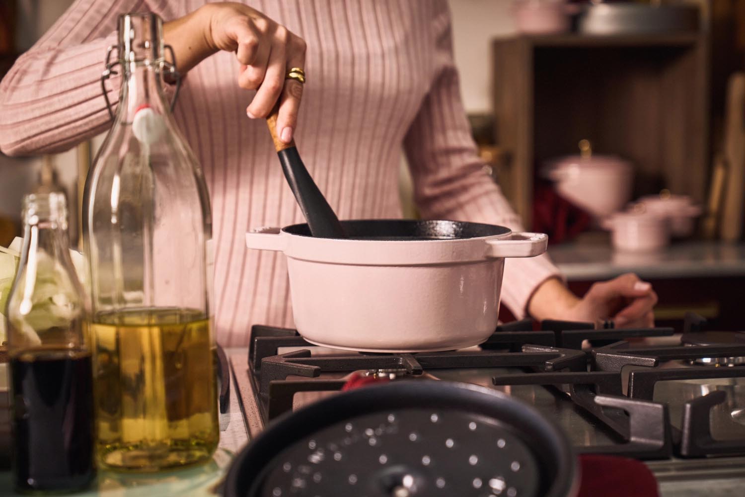 Runde Cocotte aus Gusseisen, 24 cm, 3.7 l, in Sorbet Rose. Perfekt für Schmorgerichte und stilvolles Servieren.