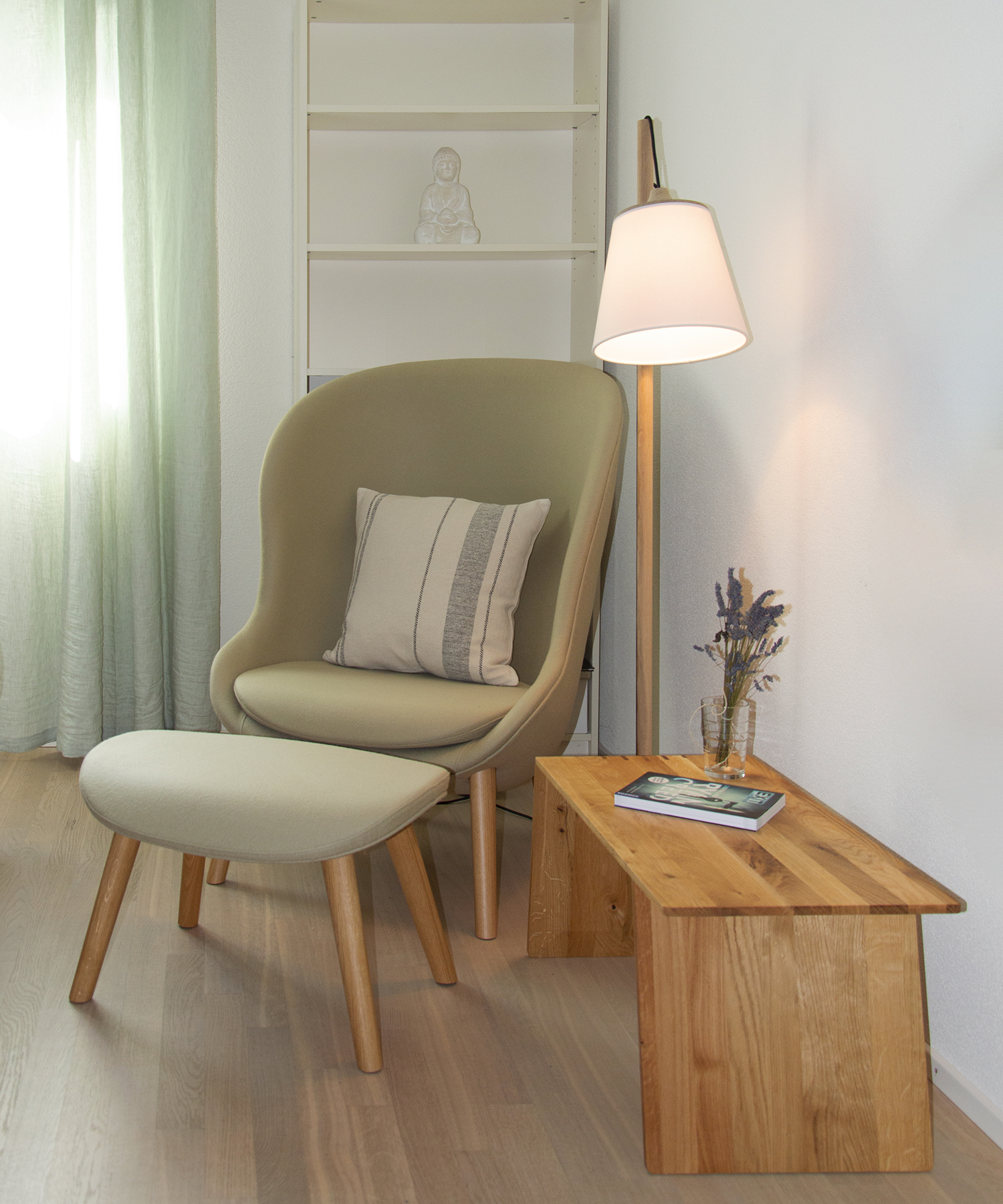 Leseecke gemütlich eingerichtet mit Hyg Sessel von Normann Copenhagen und Pull Lamp von Muuto