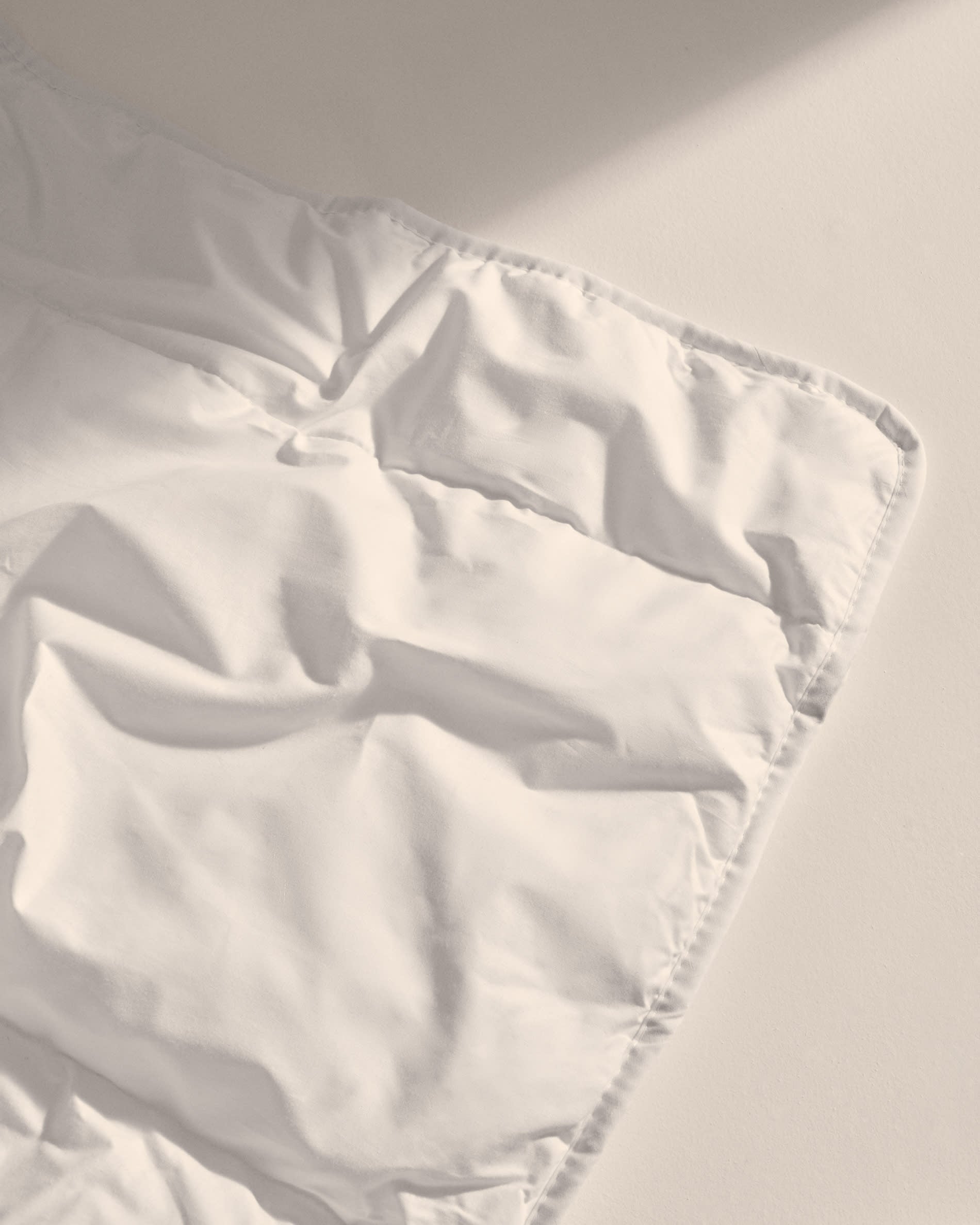 Luxuriöse Steppdecke Atra, gefüllt mit 70% Daunen und 30% Federn, ideal für Betten 80/90 cm, hergestellt in Spanien.