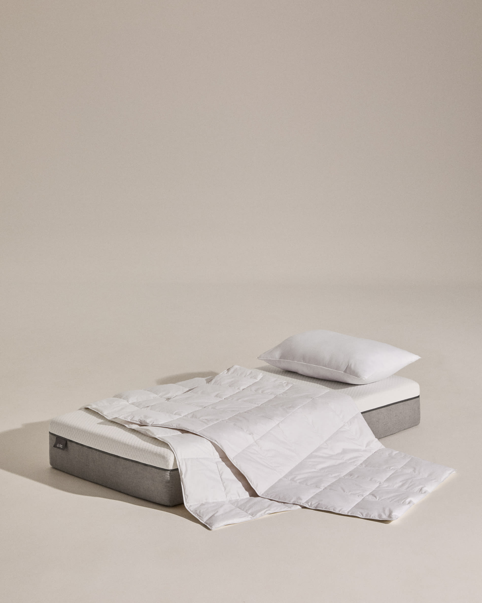 Steppdecke Atra, 70% Daunen, 30% Federn, ideal für 80/90 cm Betten, hergestellt in Spanien, von Kave Home.