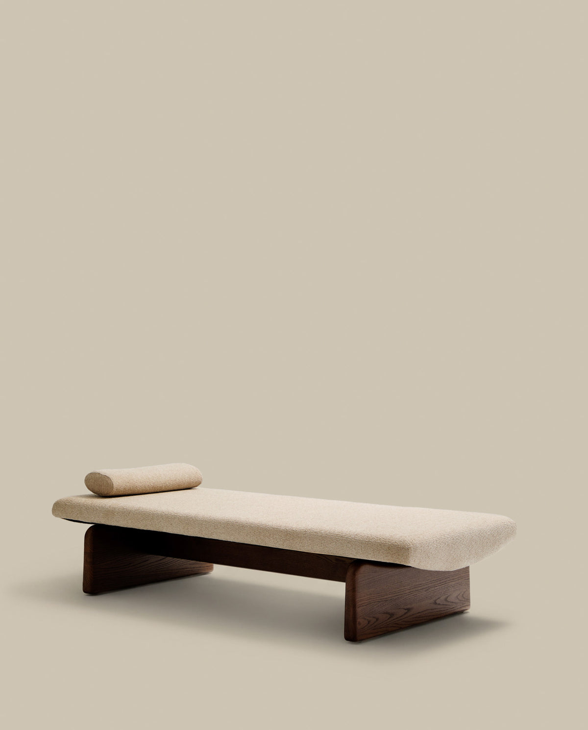Chaiselongue Topaz aus beigefarbenem Chenille und massivem Eschenholz mit Walnuss-Finish 200 cm FSC 100% in Beige präsentiert im Onlineshop von KAQTU Design AG. Tagesbett ist von Kave Home
