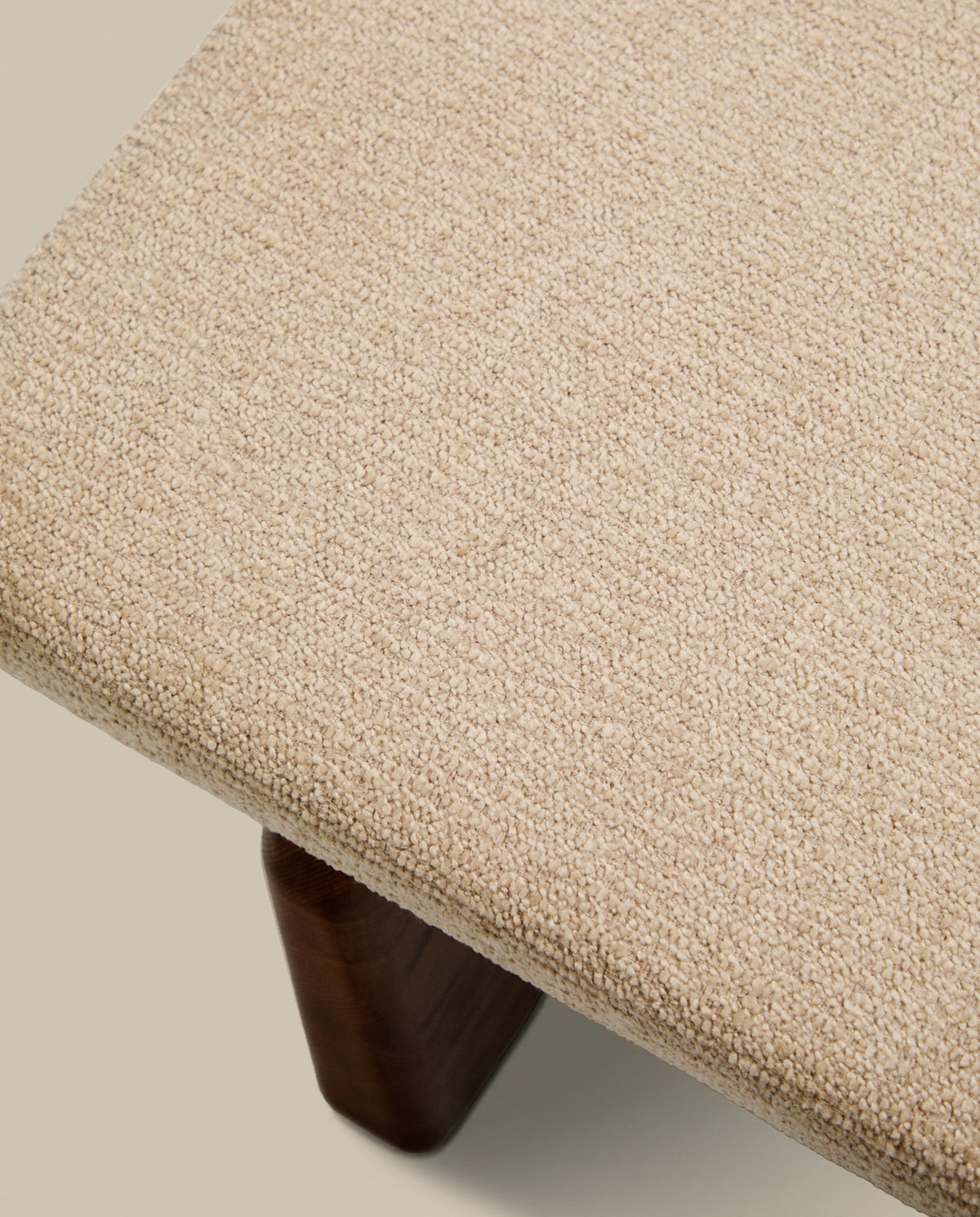 Chaiselongue Topaz aus beigefarbenem Chenille und massivem Eschenholz mit Walnuss-Finish 200 cm FSC 100% in Beige präsentiert im Onlineshop von KAQTU Design AG. Tagesbett ist von Kave Home