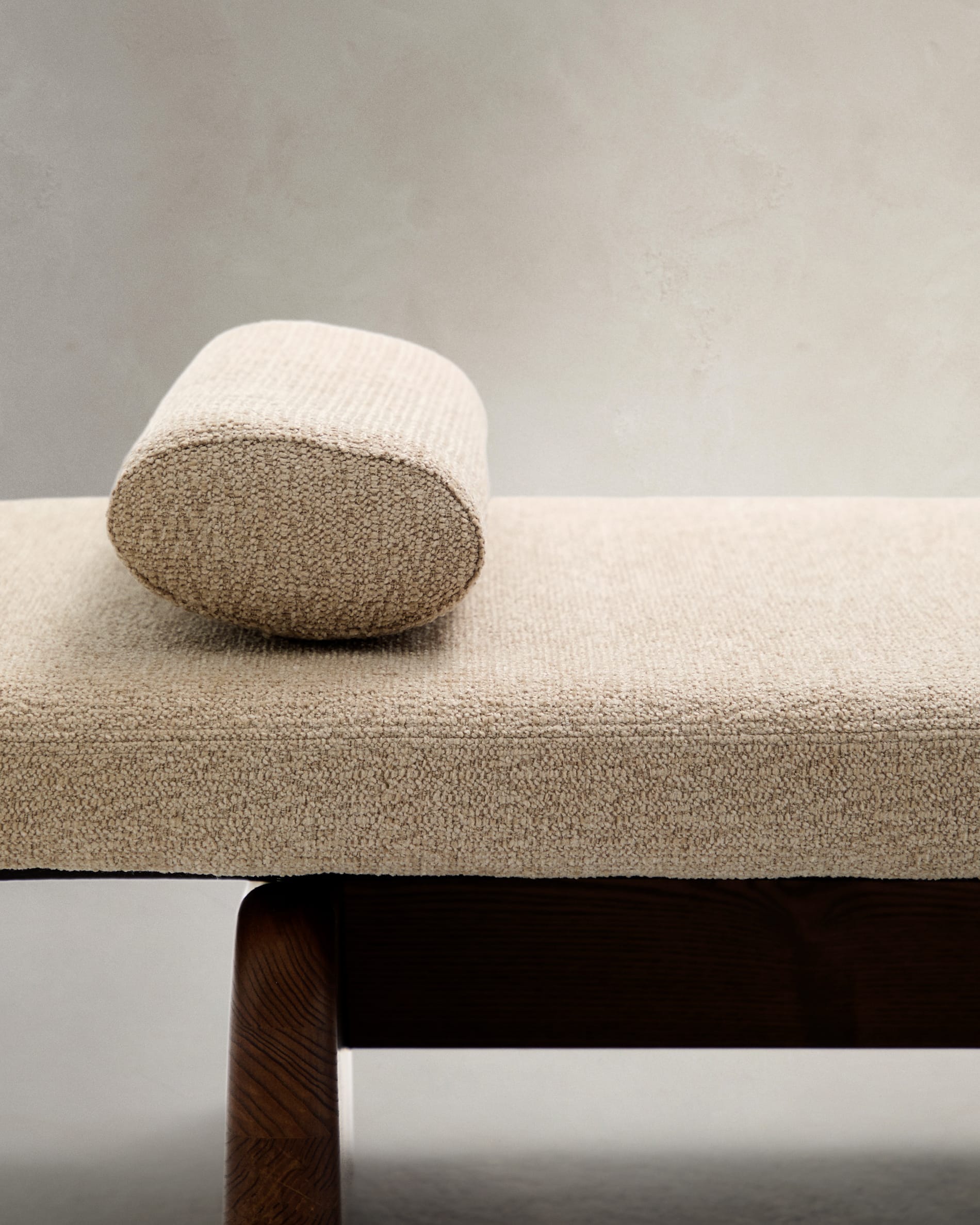 Stilvolle Chaiselongue Topaz in beigem Chenille und solidem Eschenholz mit Walnuss-Finish, ideal für entspannende Wohnräume.