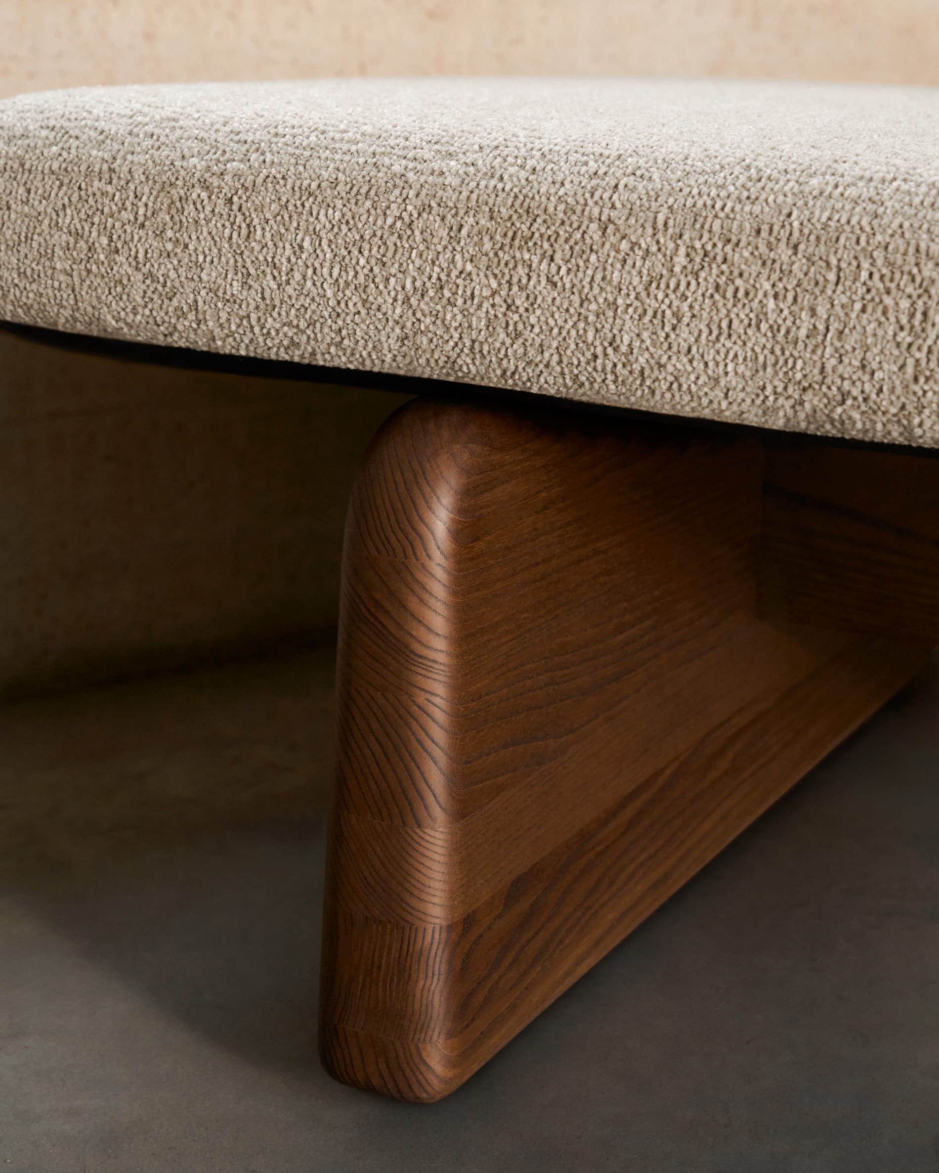 Elegante Chaiselongue Topaz aus beigem Chenille, Eschenholz mit Walnuss-Finish, 200 cm, FSC-zertifiziert, von Kave Home.