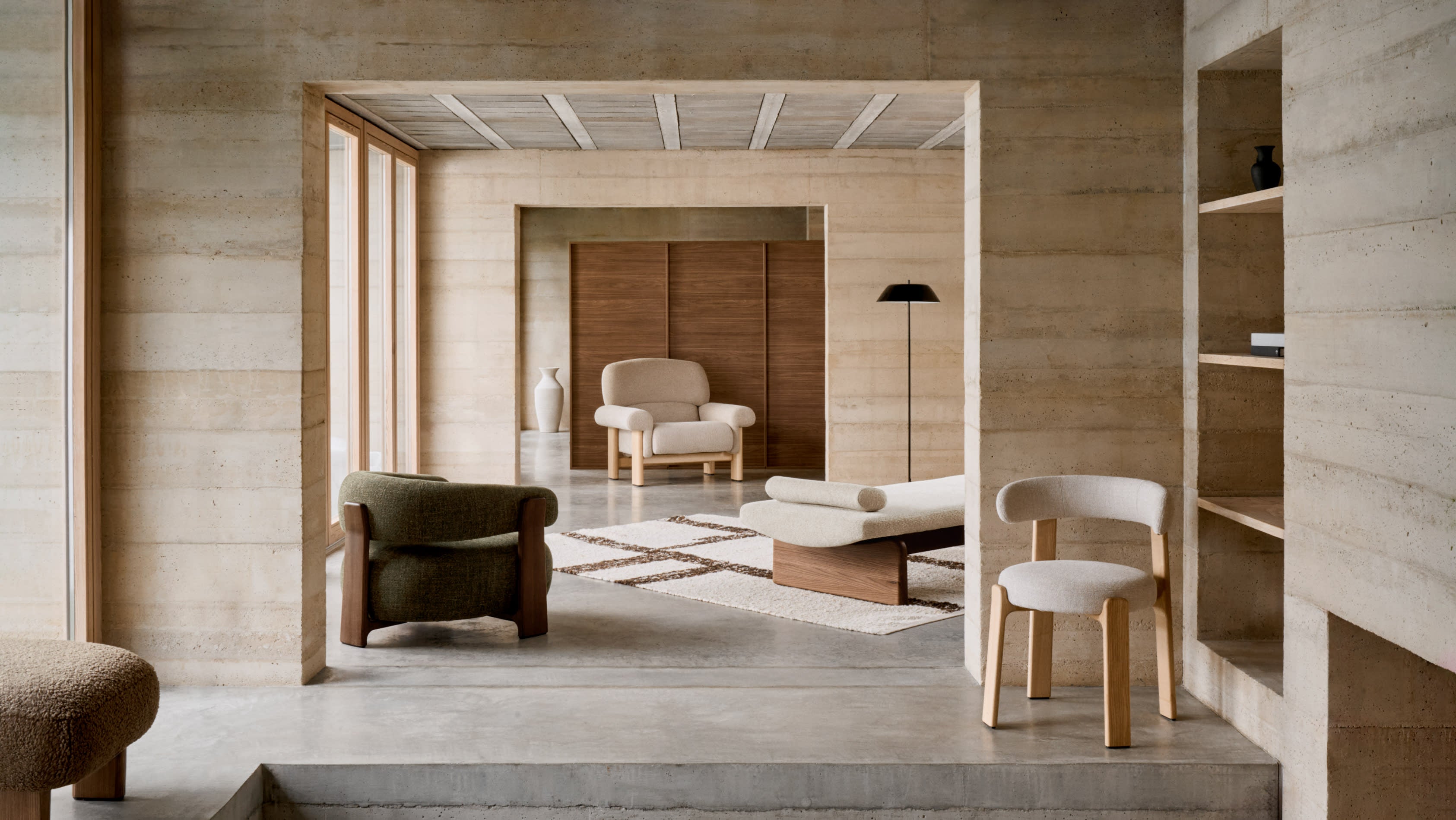 Elegante Chaiselongue Topaz aus beigem Chenille, Eschenholz mit Walnuss-Finish, 200 cm, FSC-zertifiziert, von Kave Home.