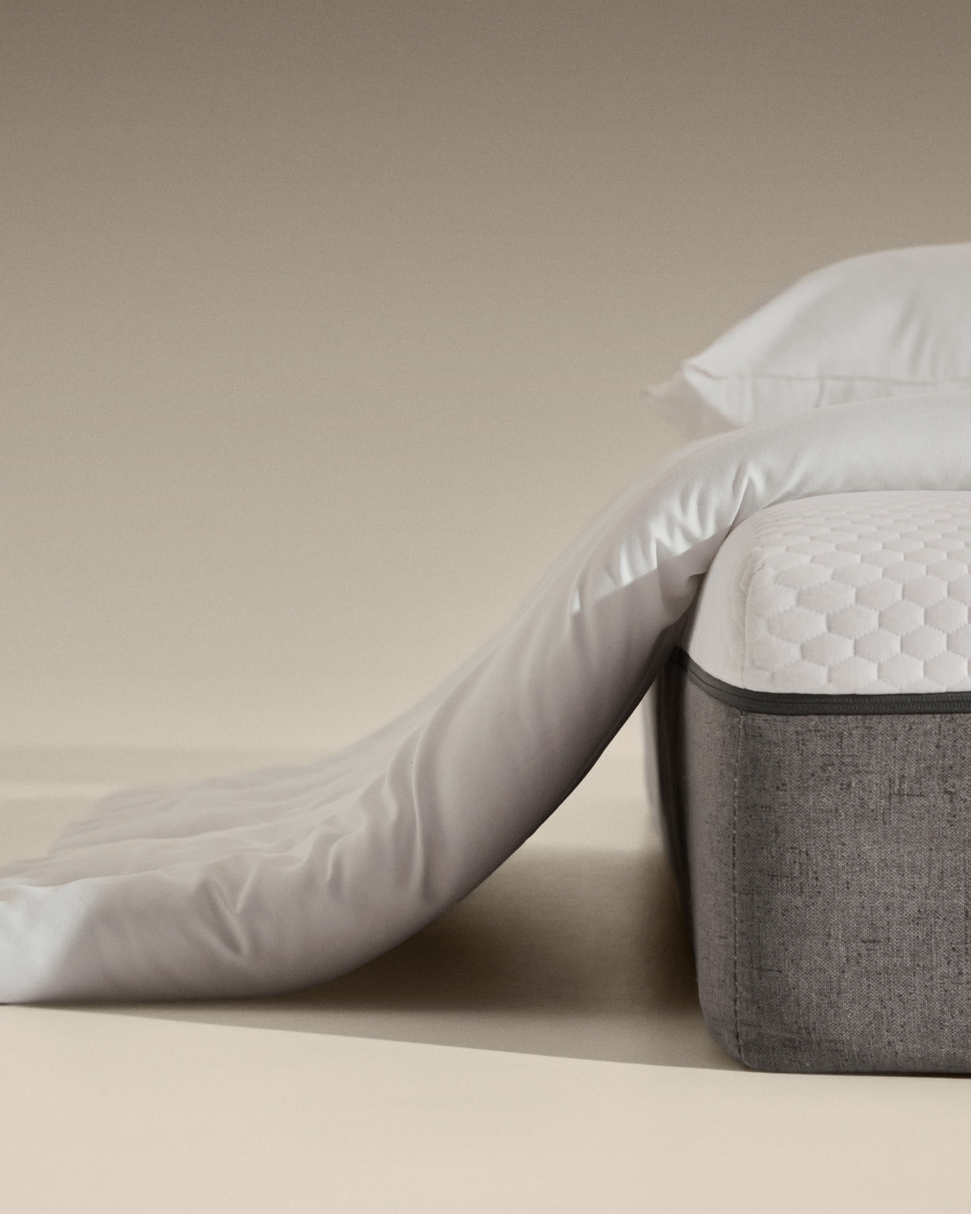 Luxuriöse Steppdecke Atra, gefüllt mit 70% Daunen und 30% Federn, ideal für Betten 150/160 cm, hergestellt in Spanien.