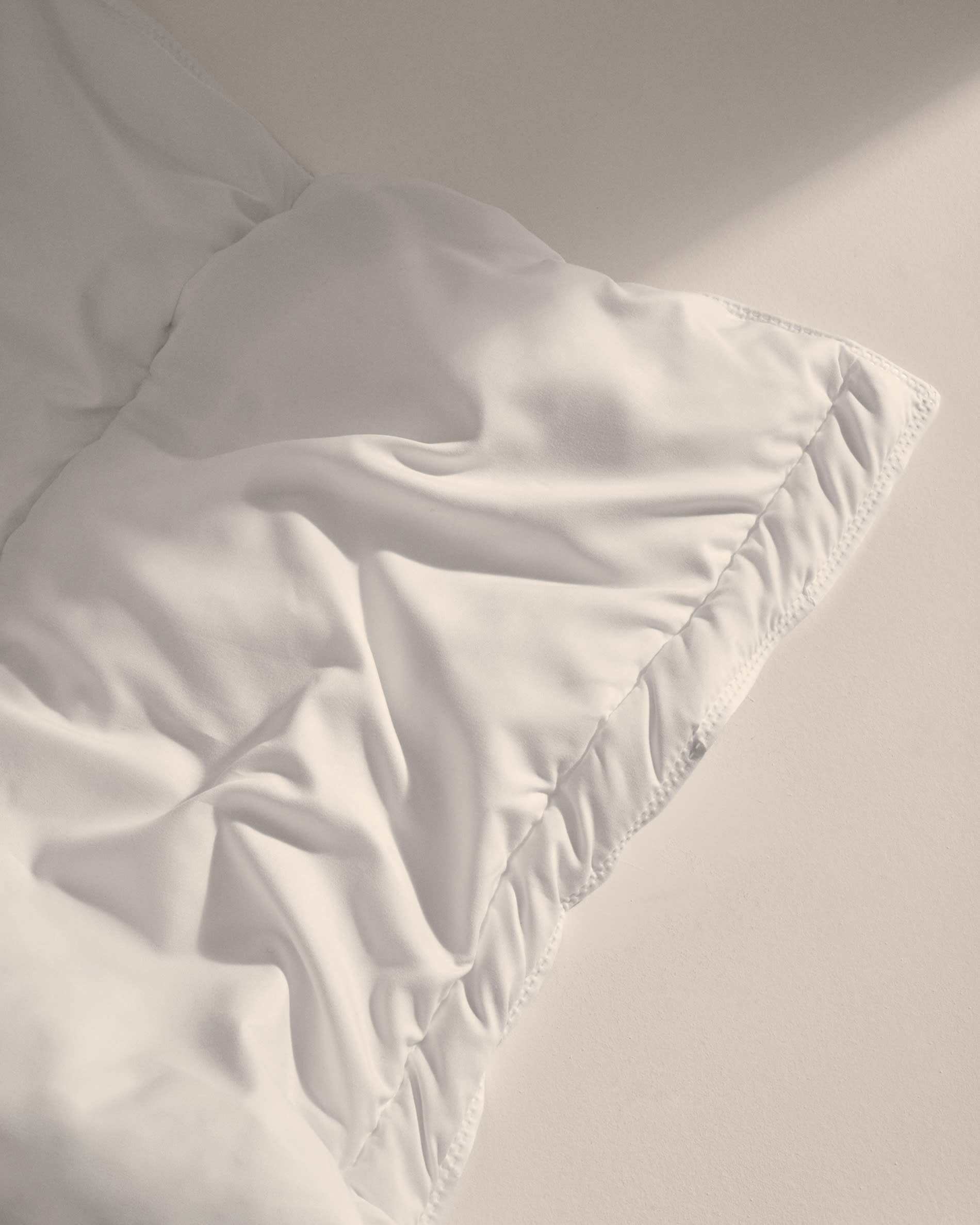 Luxuriöse Steppdecke Atra, gefüllt mit 70% Daunen und 30% Federn, perfekt für 150/160 cm Betten, made in Spain.