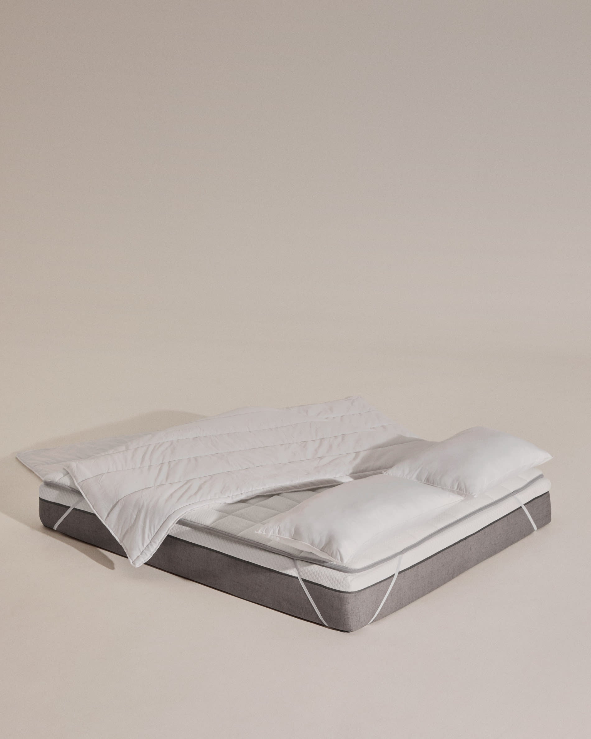 Hochwertige Steppdecke Atra, 70% Daunen, 30% Federn, ideal für 150/160 cm Betten, hergestellt in Spanien von Kave Home.