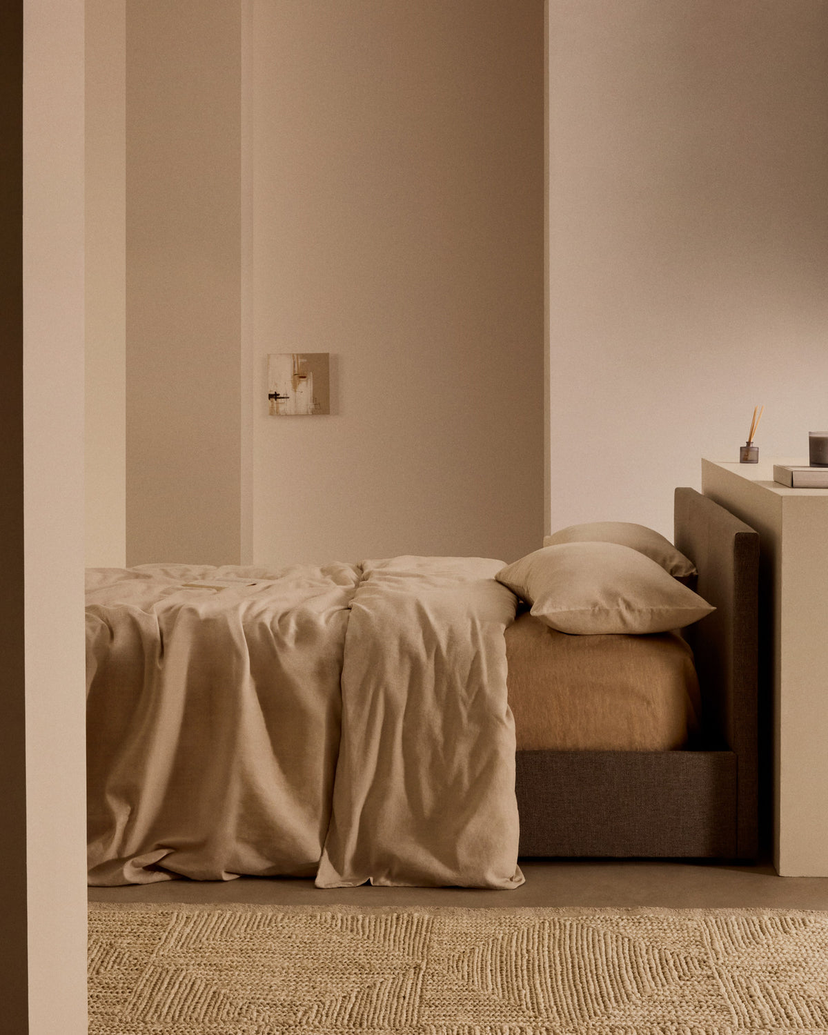 Nahiri Bett mit Stauraum in Grau für Matratze 150 x 200 cm in Grau präsentiert im Onlineshop von KAQTU Design AG. Bett ist von Kave Home