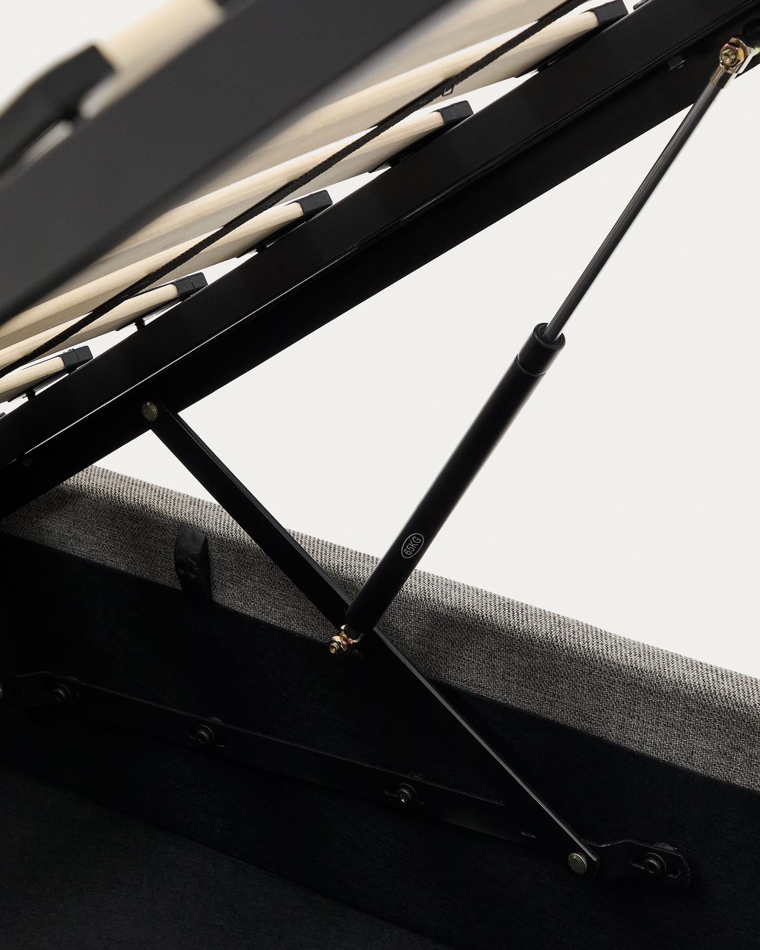 Entdecken Sie das graue Nahiri Bett von Kave Home – eine stilvolle Lösung mit praktischem Stauraum für Matratzen 90 x 200 cm, ideal für jedes Schlafzimmer.