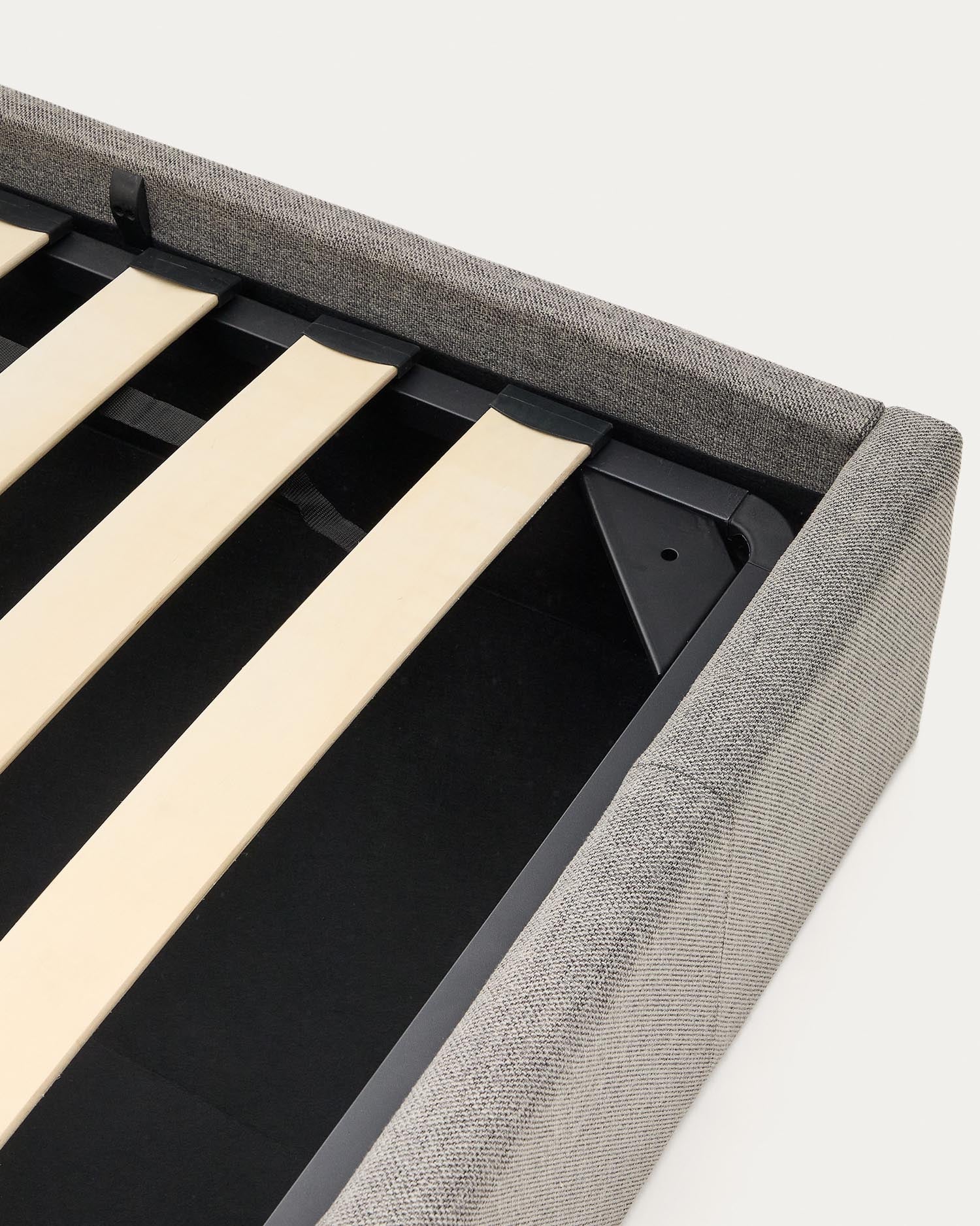 Das Nahiri Bett in Grau von Kave Home vereint elegantes Design mit praktischem Stauraum für Matratzen 90 x 200 cm – perfekt für Ihr Schlafzimmer!