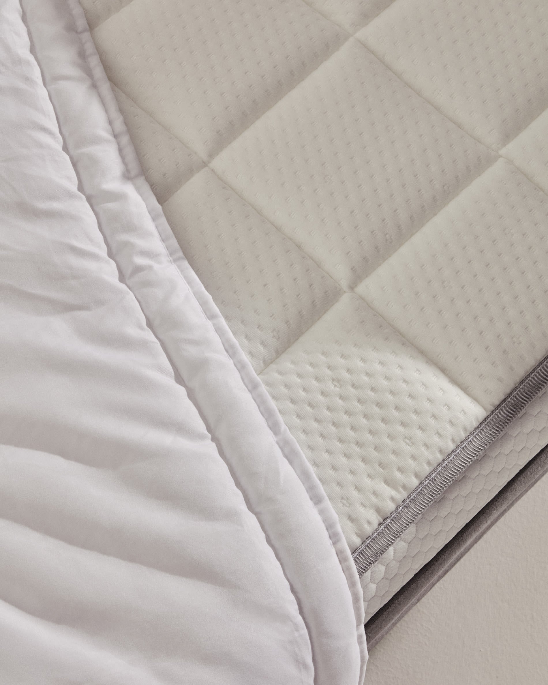Hochwertige Steppdecke Atra mit 70% Daunen und 30% Federn, perfekt für 180 cm Betten. Komfortabel, atmungsaktiv und stilvoll, hergestellt in Spanien.