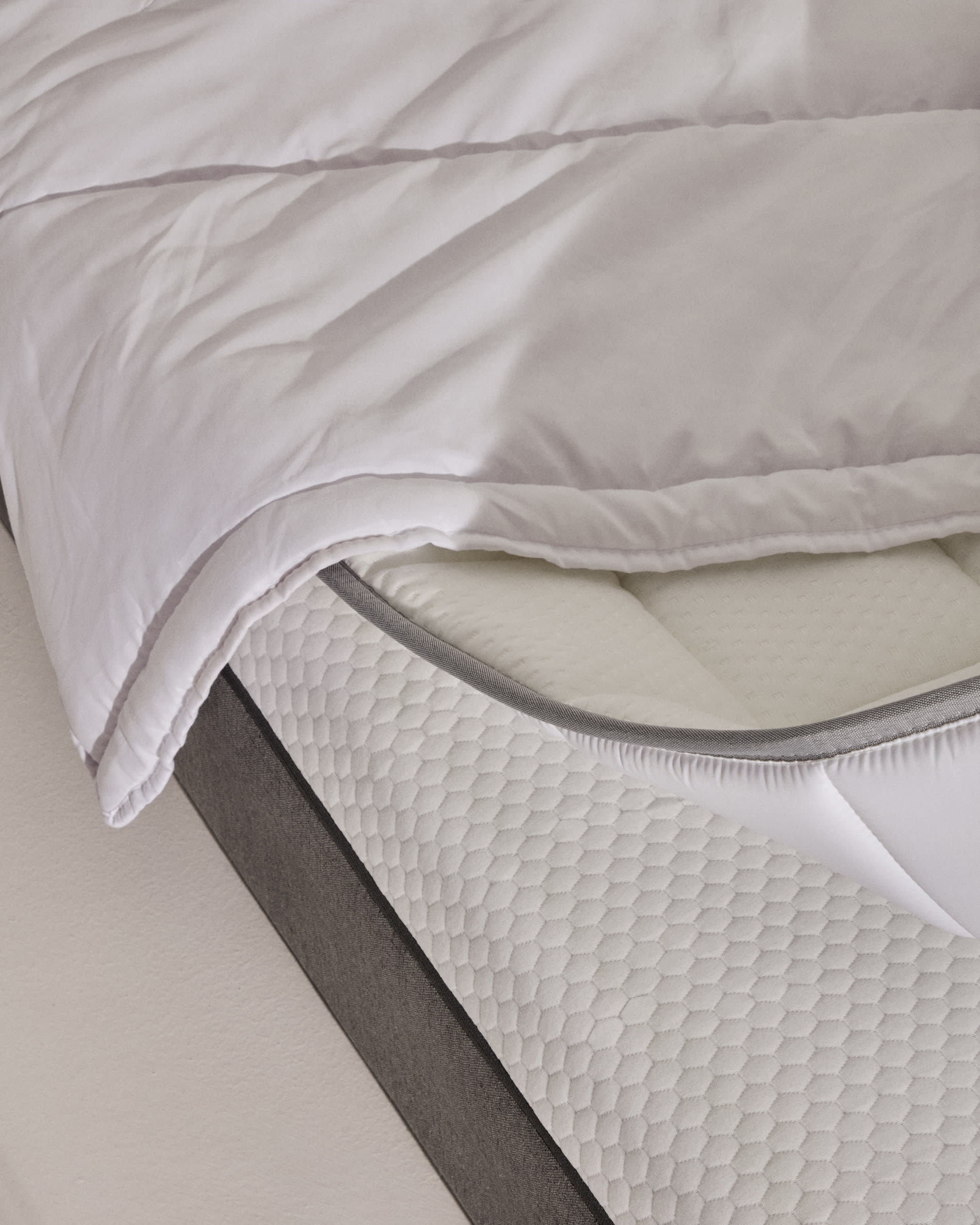 Luxuriöse Steppdecke Atra mit 70% Daunen und 30% Federn, ideal für 180 cm Betten. Hergestellt in Spanien von Kave Home für höchsten Schlafkomfort.