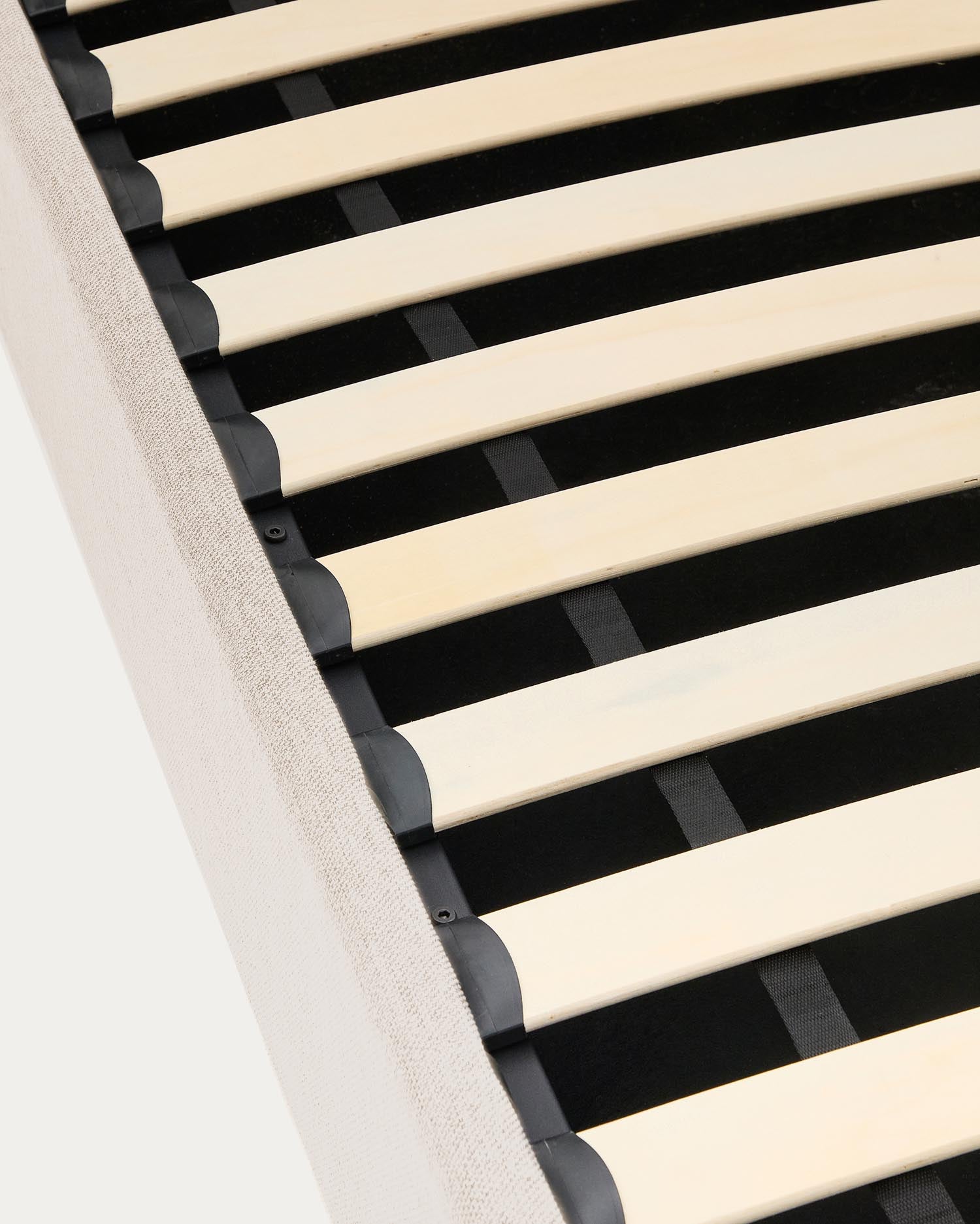 Erleben Sie das elegante Bett Nahiri in beiger Chenille, das Funktionalität und Stil vereint – ideal für erholsamen Schlaf und Ordnung im Schlafzimmer!