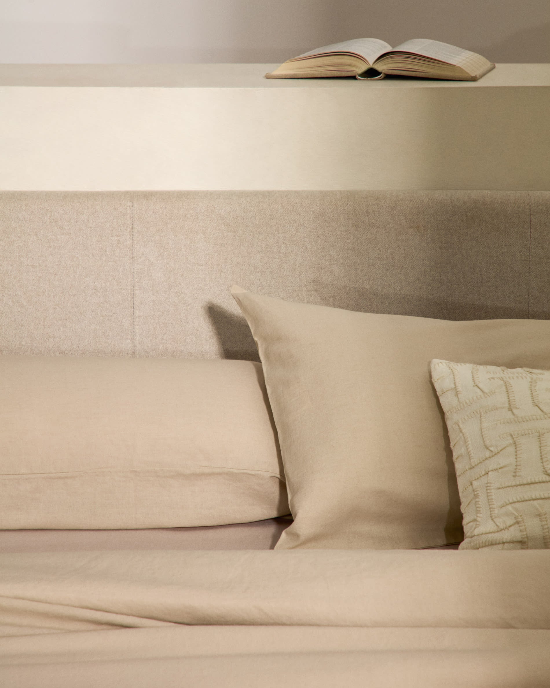 Erleben Sie das elegante Bett Nahiri in beiger Chenille, das mit einem praktischen Bettkasten für Matratzen 160 x 200 cm überzeugt – perfekter Stil und Funktionalität!