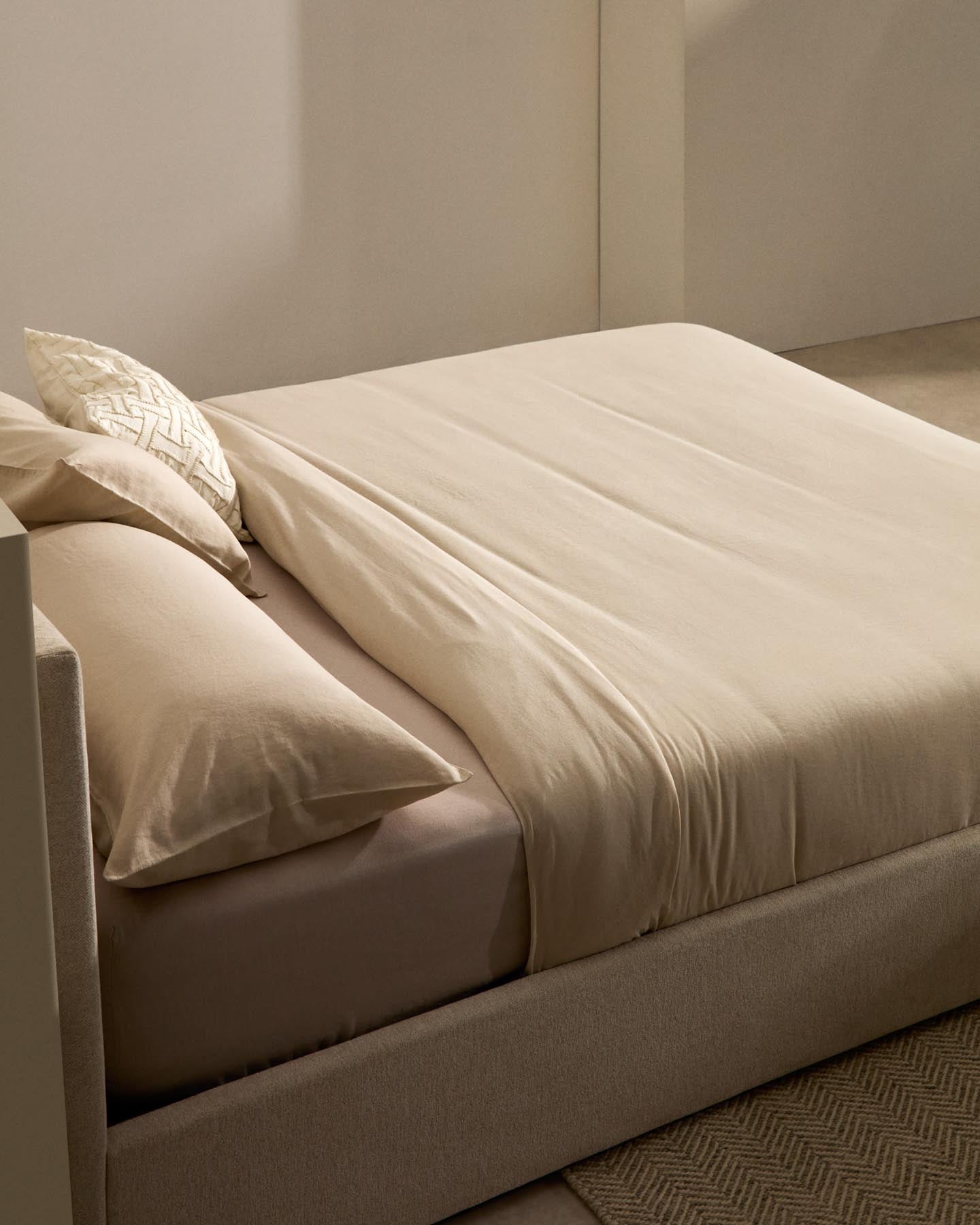 Entdecken Sie das stilvolle Bett Nahiri in beiger Chenille, das mit einem praktischen Bettkasten für Matratzen 160 x 200 cm ausgestattet ist – ideal für modernes Wohnen!