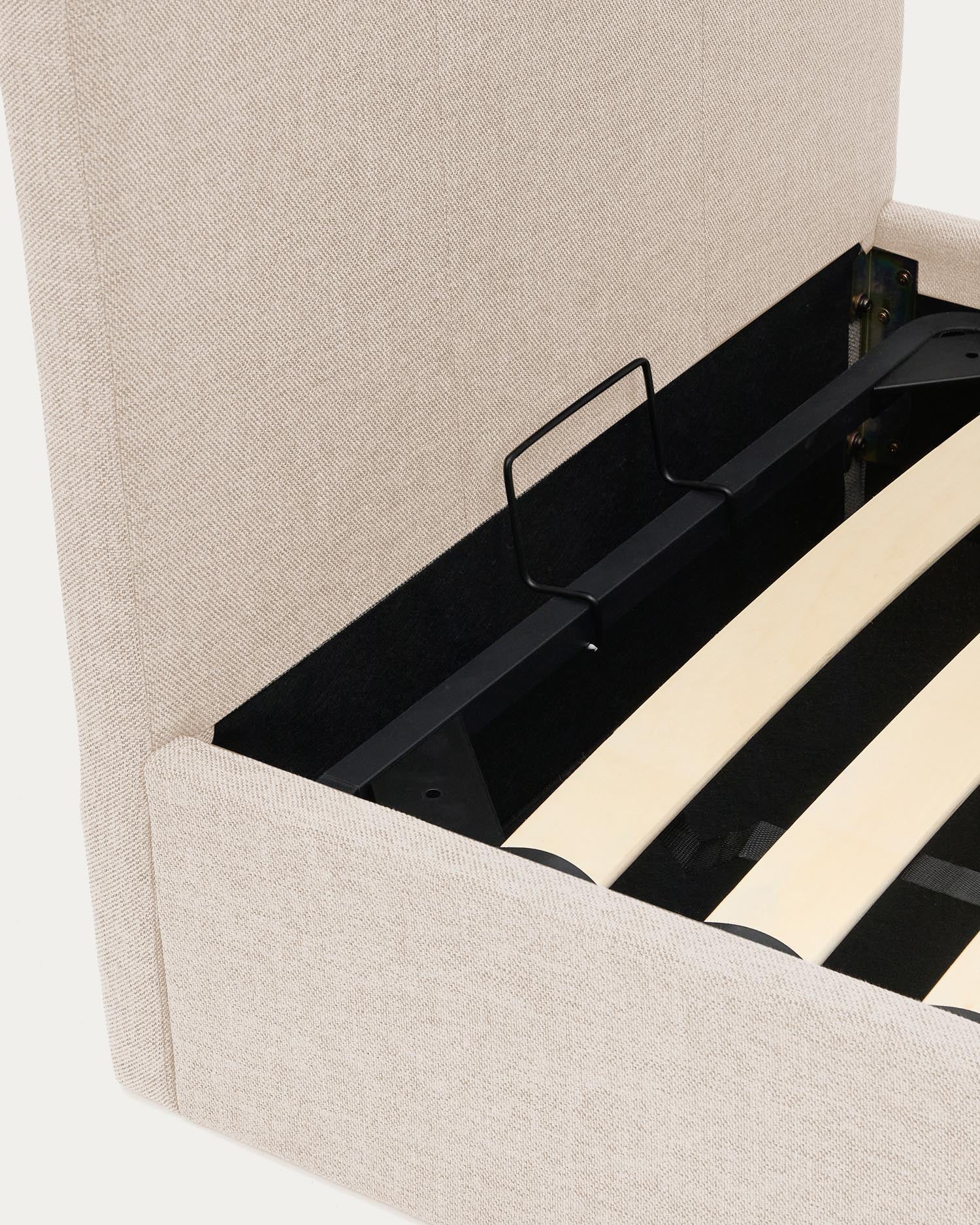 Erleben Sie das elegante Bett Nahiri in beiger Chenille, das mit einem praktischen Bettkasten überzeugt. Ideal für Matratzen 90 x 200 cm und stilvolle Schlafzimmer!