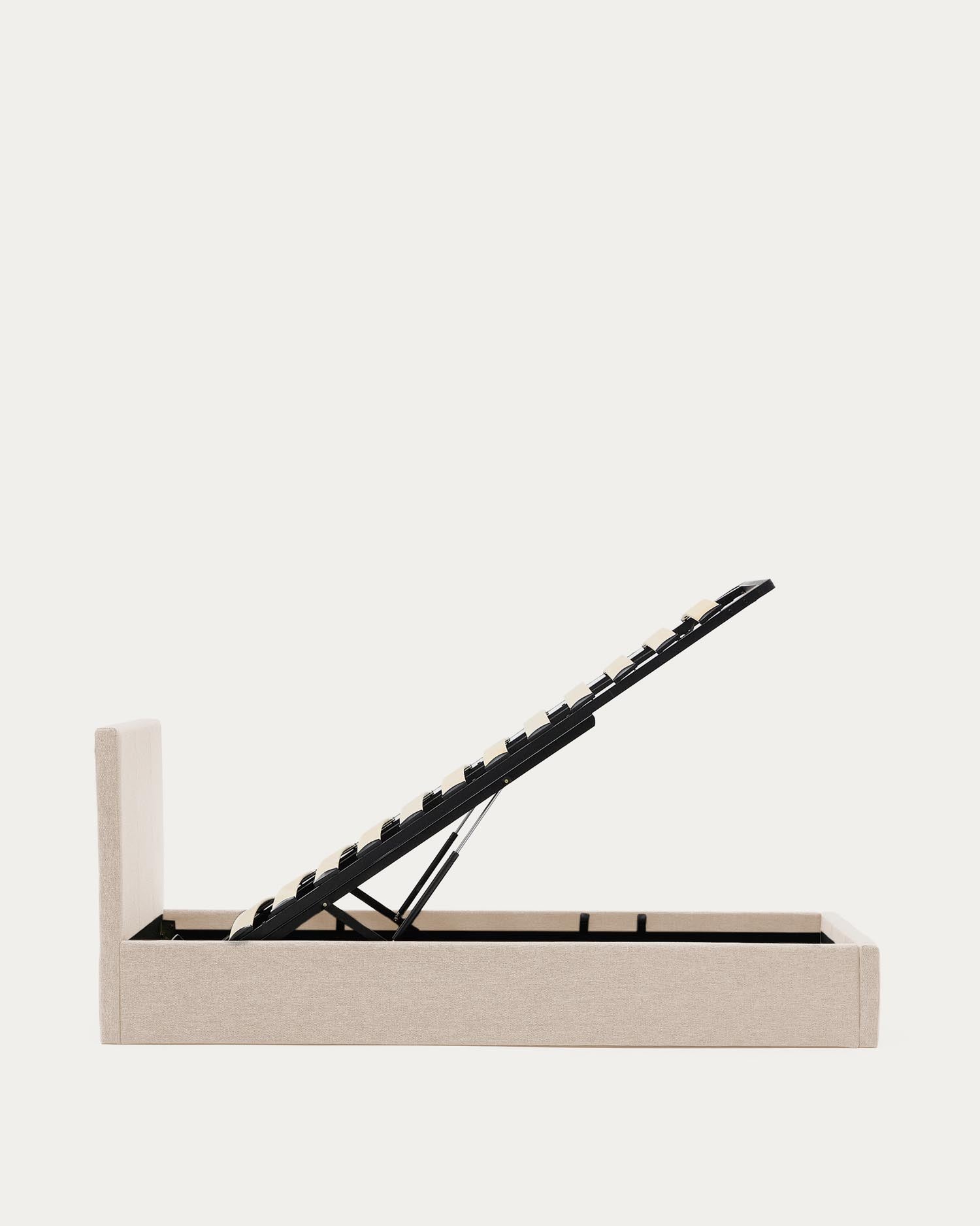 Erleben Sie das elegante Bett Nahiri in beiger Chenille, das mit einem praktischen Bettkasten überzeugt. Ideal für Matratzen 90 x 200 cm und optimal für kleine Räume!