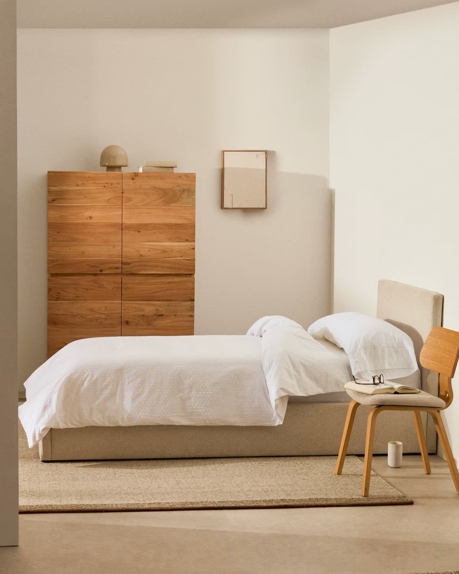 Entdecken Sie das stilvolle Bett Nahiri in beiger Chenille mit praktischem Bettkasten. Ideal für Matratzen 90 x 200 cm – perfekt für Ihr Schlafzimmer!