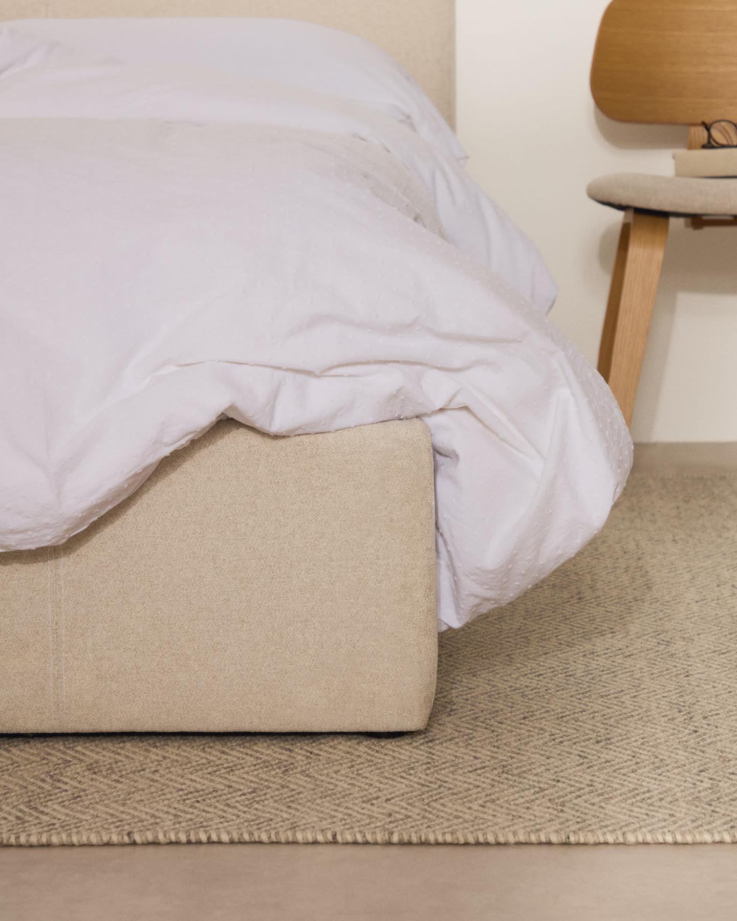 Entdecken Sie das stilvolle Bett Nahiri in beiger Chenille mit praktischem Bettkasten. Perfekt für Matratzen 90 x 200 cm und ideal für platzsparende Schlafzimmer!