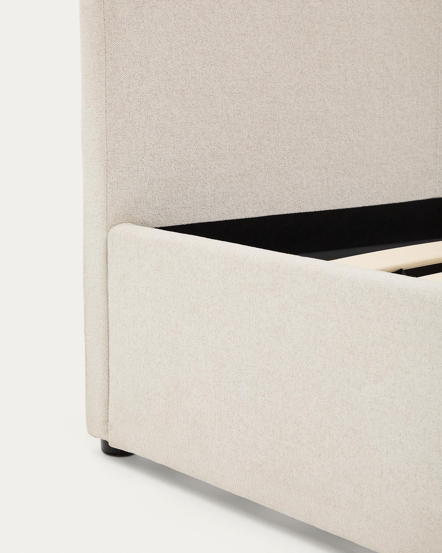 Entdecken Sie das stilvolle Bett Nahiri in beiger Chenille, das mit einem integrierten Bettkasten für optimalen Stauraum und modernen Komfort begeistert.