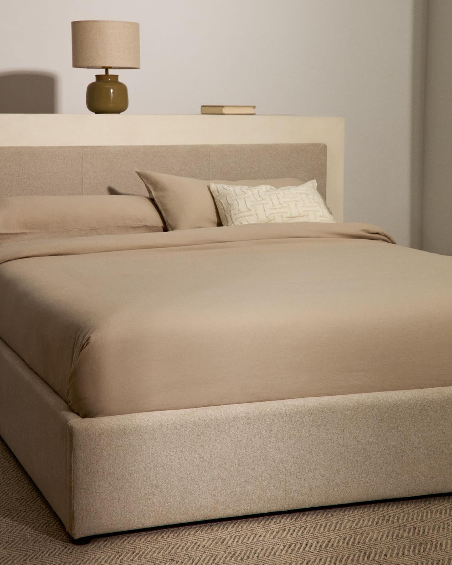 Entdecken Sie das stilvolle Bett Nahiri in beiger Chenille mit praktischem Bettkasten für Matratzen 150 x 200 cm – ideal für modernes Wohnen.