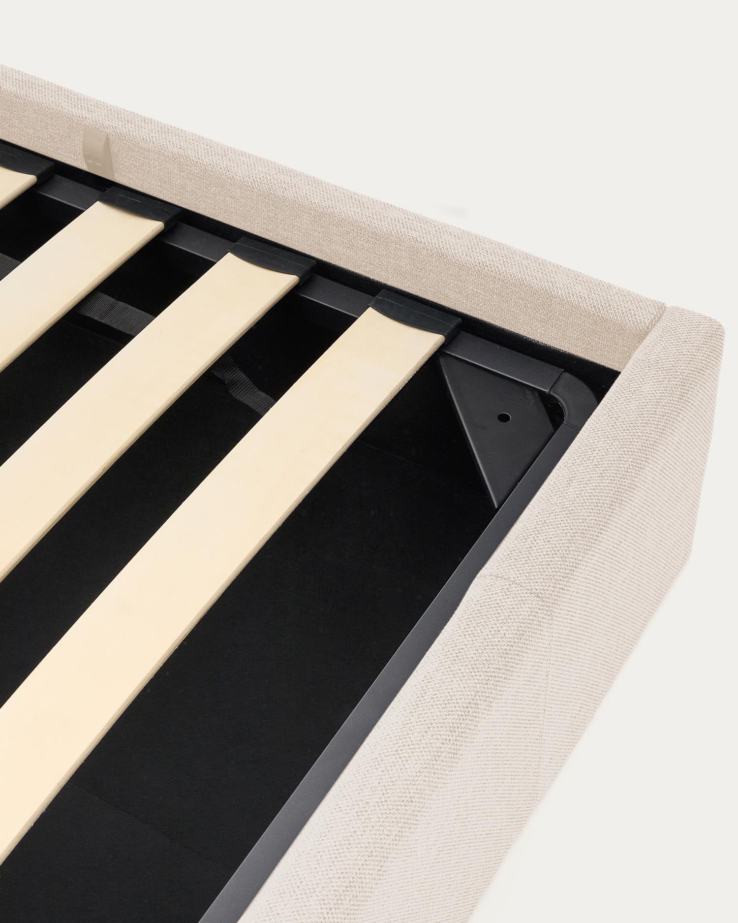 Entdecken Sie das stilvolle Bett Nahiri in beiger Chenille, das Komfort und praktischen Stauraum vereint – ideal für Ihr Schlafzimmer!