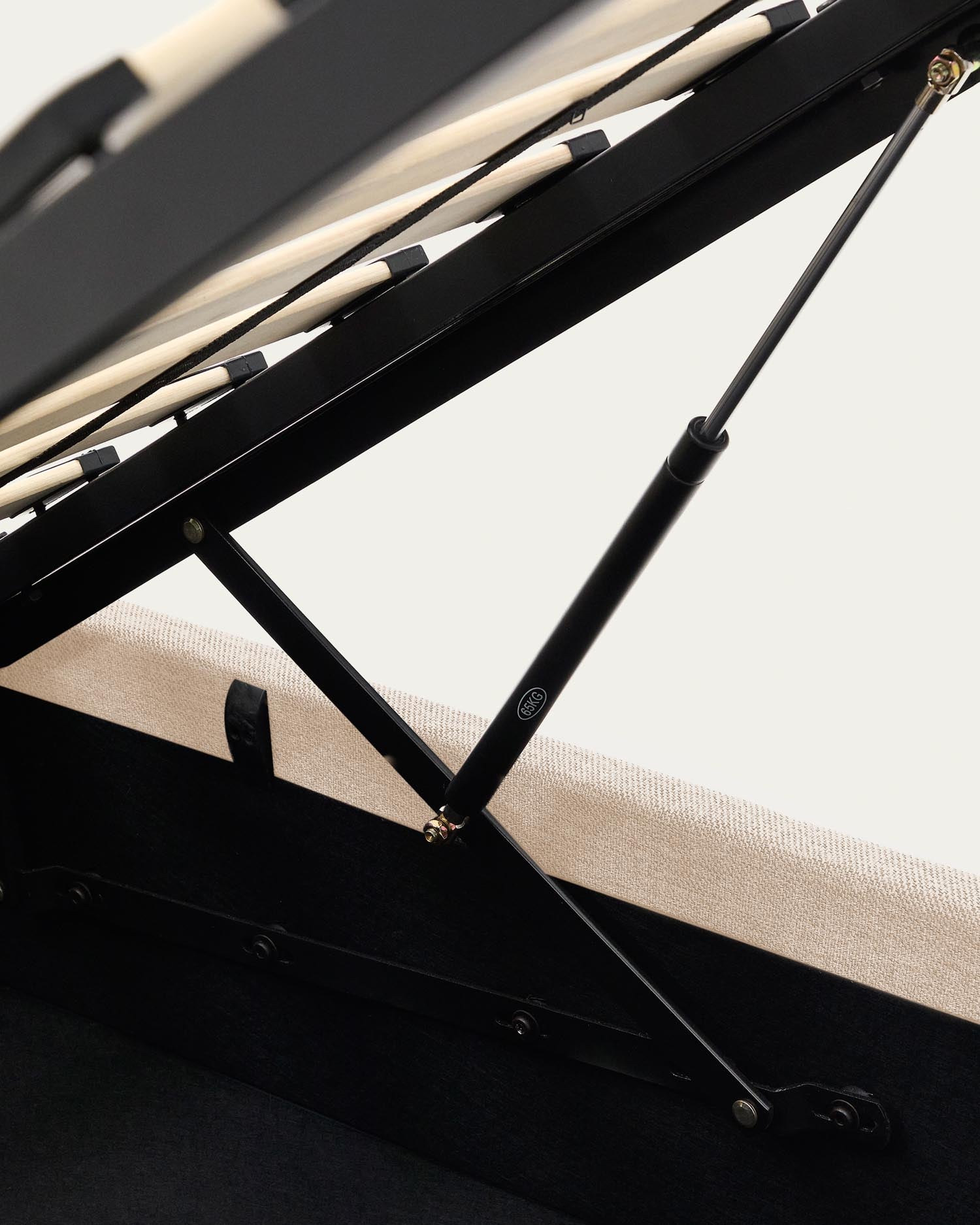 Erleben Sie das elegante Bett Nahiri in beiger Chenille, das mit einem integrierten Bettkasten und modernem Design überzeugt – perfekt für Ihr Zuhause!