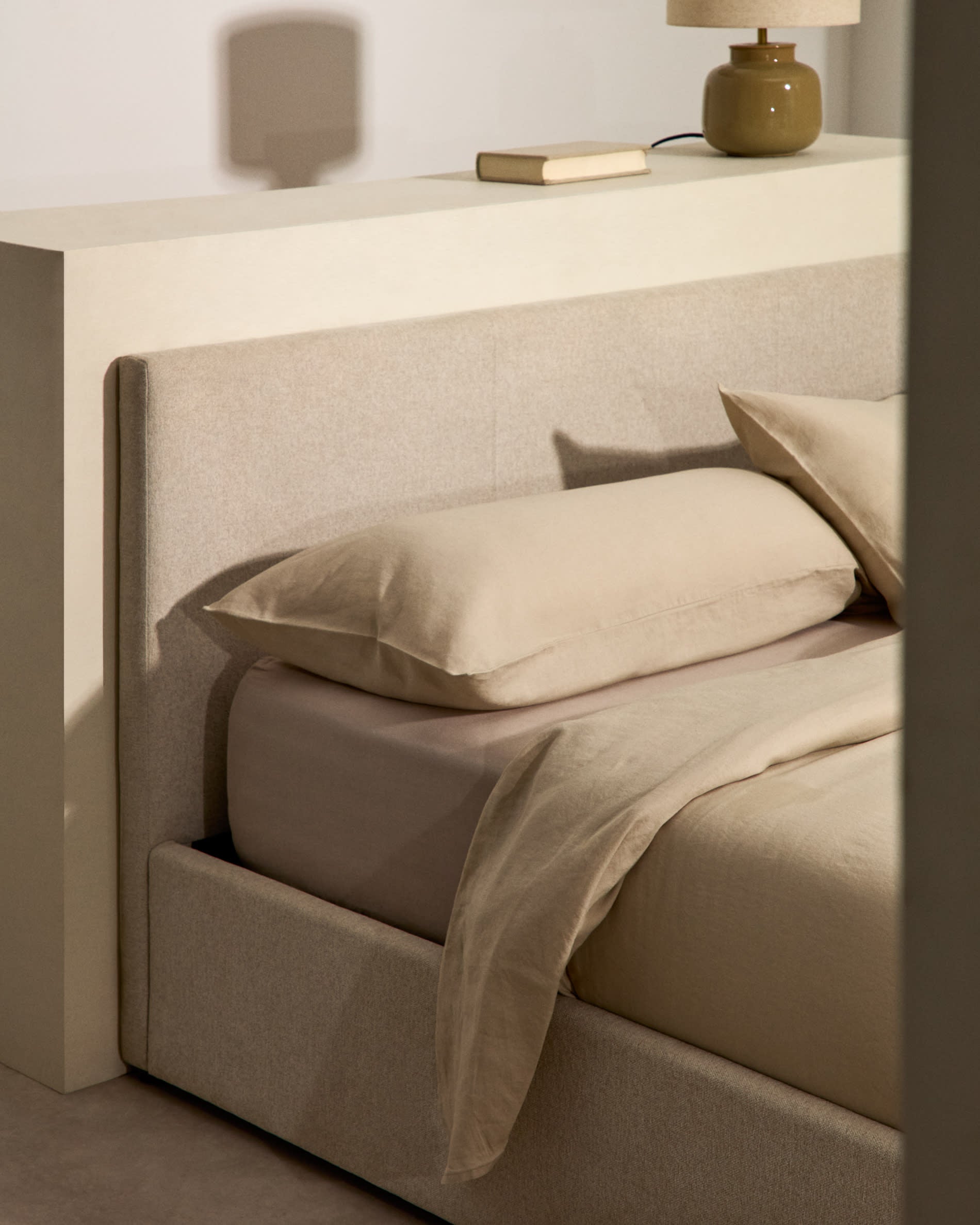 Entdecken Sie das stilvolle Bett Nahiri in beiger Chenille, das mit einem praktischen Bettkasten und modernem Design überzeugt – ideal für Ihr Zuhause!