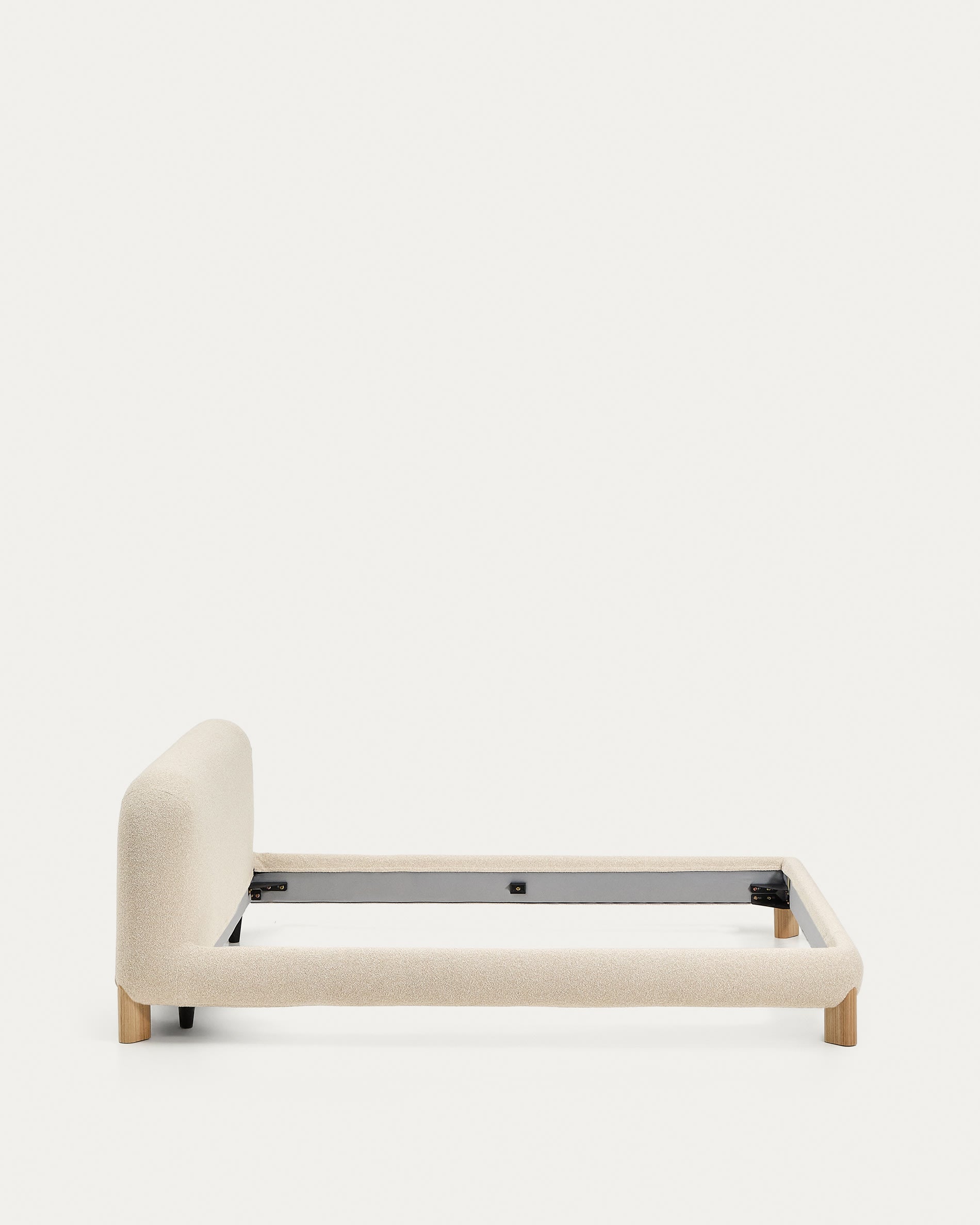 Erleben Sie das Bett Odina von Kave Home: Eleganter Boucléstoff in Ecru, abnehmbarer Bezug für Pflegeleichtigkeit und robuste Eschenbeine für besten Schlafkomfort.