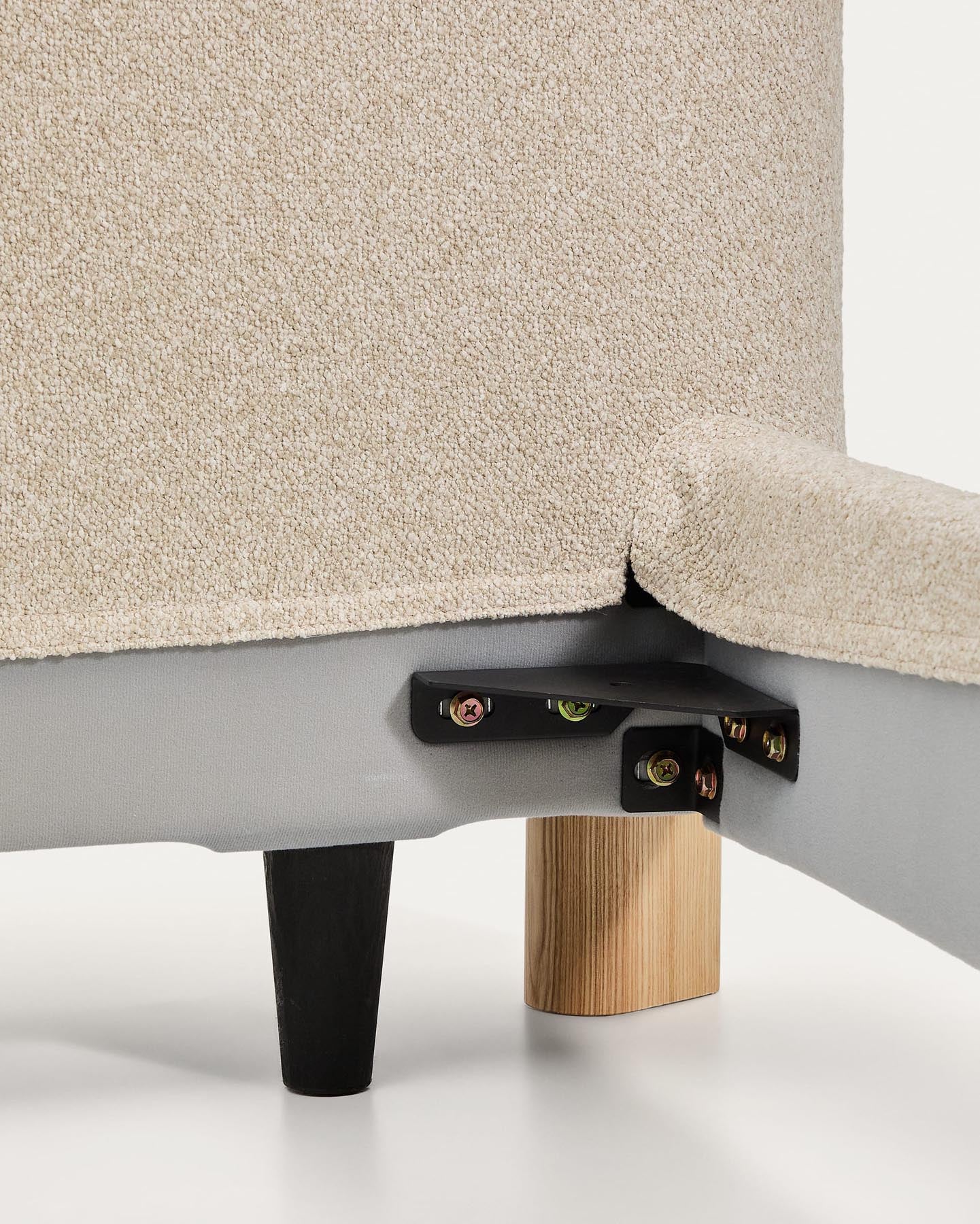 Erleben Sie das elegante Bett Odina von Kave Home: Weicher Boucléstoff in Ecru, abnehmbarer Bezug für mühelose Reinigung und robuste Eschenbeine für optimalen Schlafkomfort.