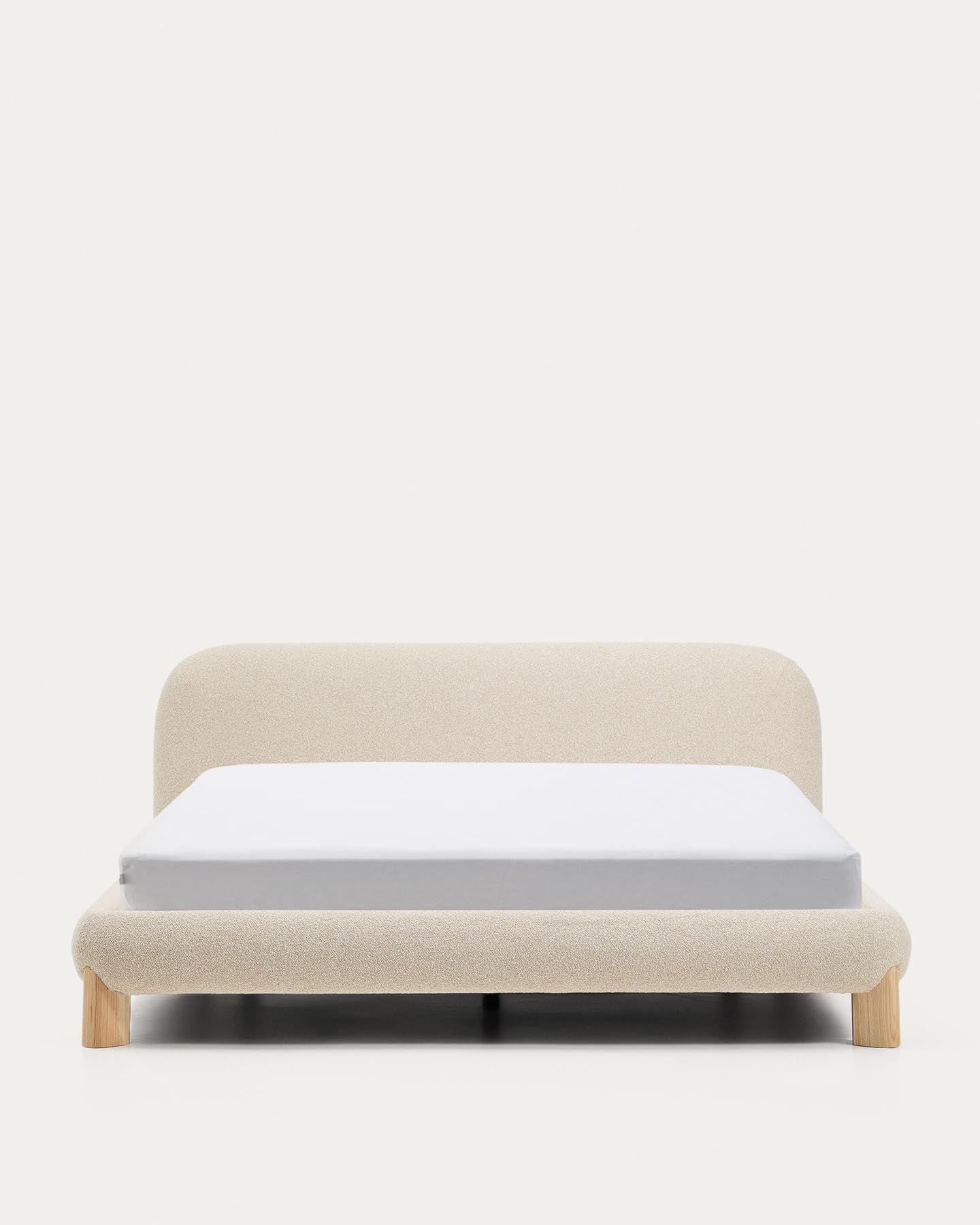 Bett Odina mit abnehmbarem Bezug aus ecrufarbenem Boucléstoff sowie Beinen aus massivem Es in Beige präsentiert im Onlineshop von KAQTU Design AG. Bett ist von Kave Home
