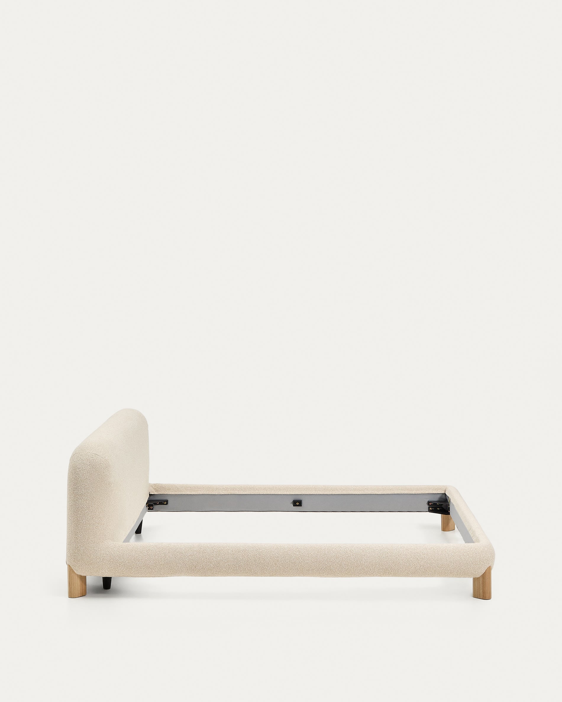 Erleben Sie das Bett Odina von Kave Home: Eleganter Boucléstoff in Ecru, abnehmbarer Bezug für Pflegeleichtigkeit und robuste Eschenbeine für besten Schlafkomfort.